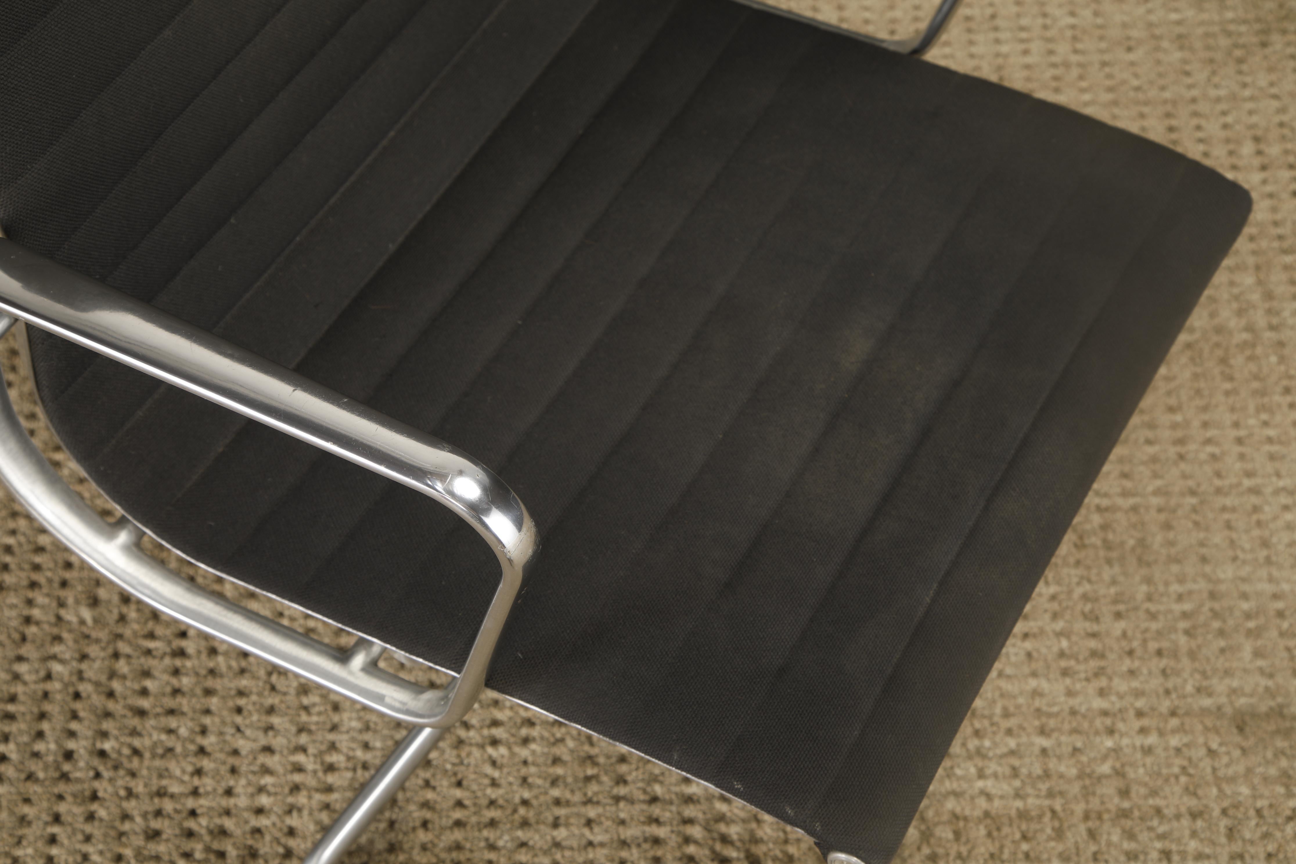 Drehstuhl 'Aluminum Group' von Charles Eames für Herman Miller, 1980er Jahre, signiert im Angebot 5