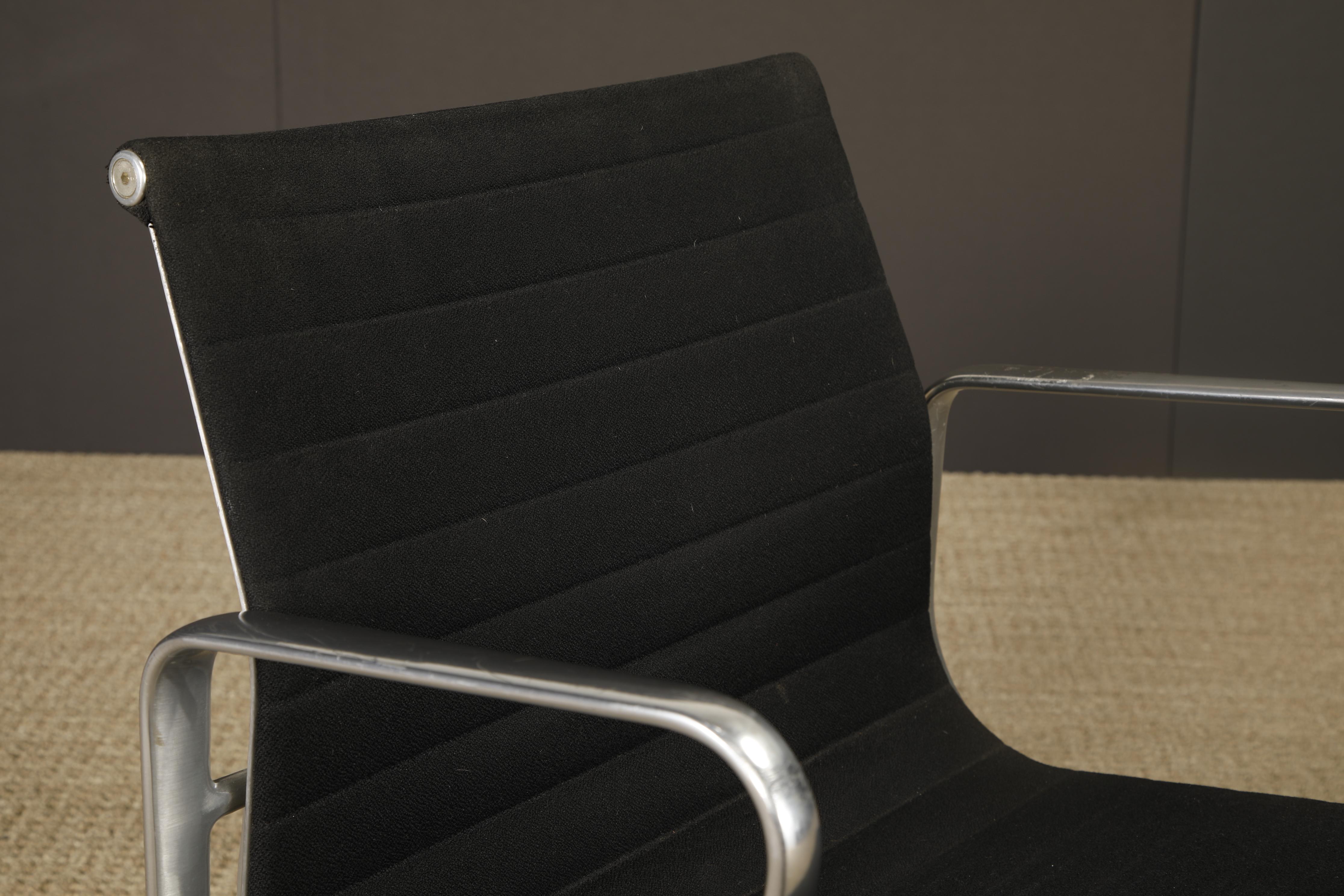 Sedia girevole 'Aluminum Group' di Charles Eames per Herman Miller, anni '80, firmata in vendita 6