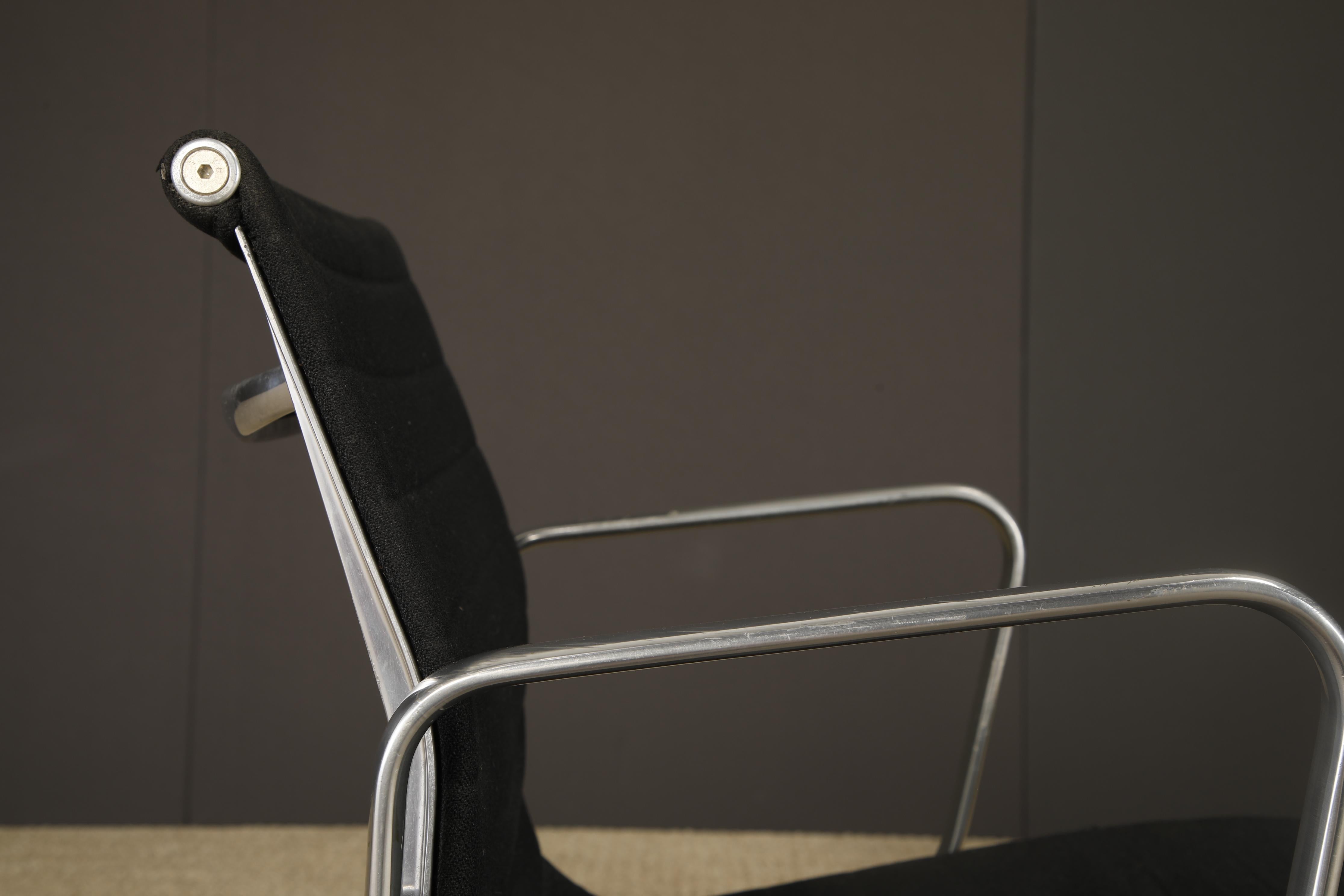 Sedia girevole 'Aluminum Group' di Charles Eames per Herman Miller, anni '80, firmata in vendita 8