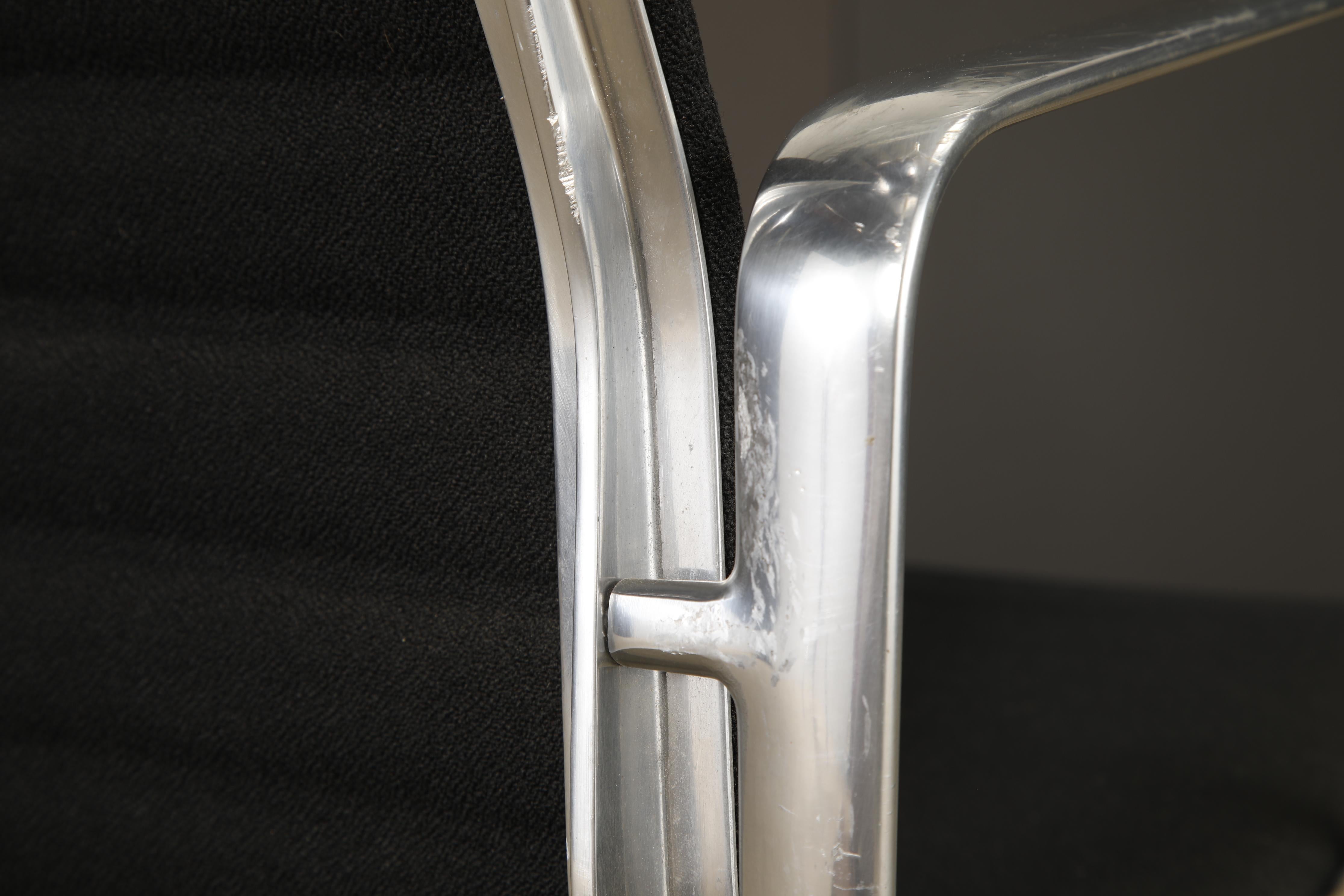 Sedia girevole 'Aluminum Group' di Charles Eames per Herman Miller, anni '80, firmata in vendita 9