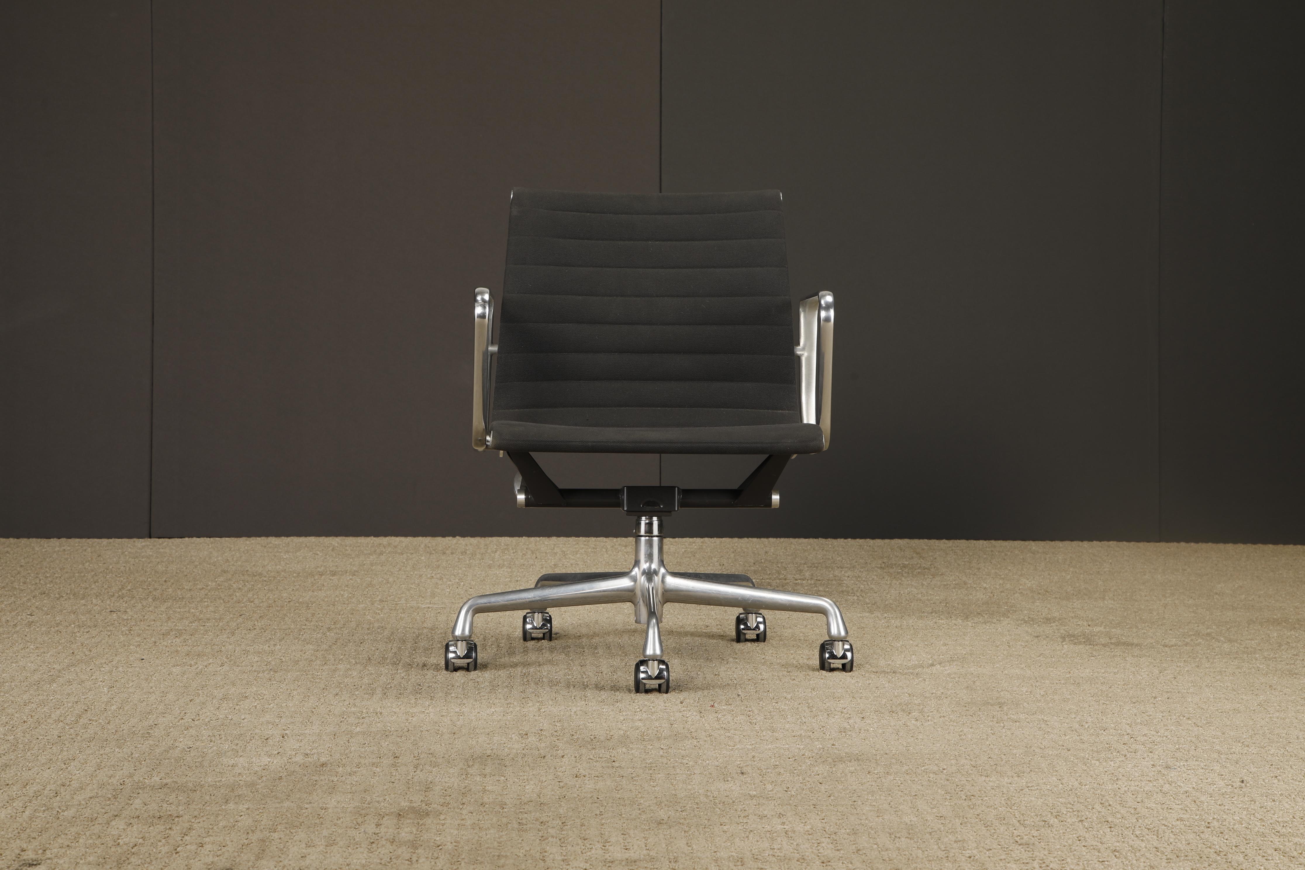 Drehstuhl 'Aluminum Group' von Charles Eames für Herman Miller, 1980er Jahre, signiert im Angebot 11