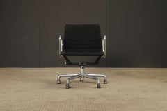 Chaise pivotante 'Aluminum Group' par Charles Eames pour Herman Miller, années 1980, signée