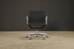 Chaise pivotante 'Aluminum Group' par Charles Eames pour Herman Miller, années 1980, signée