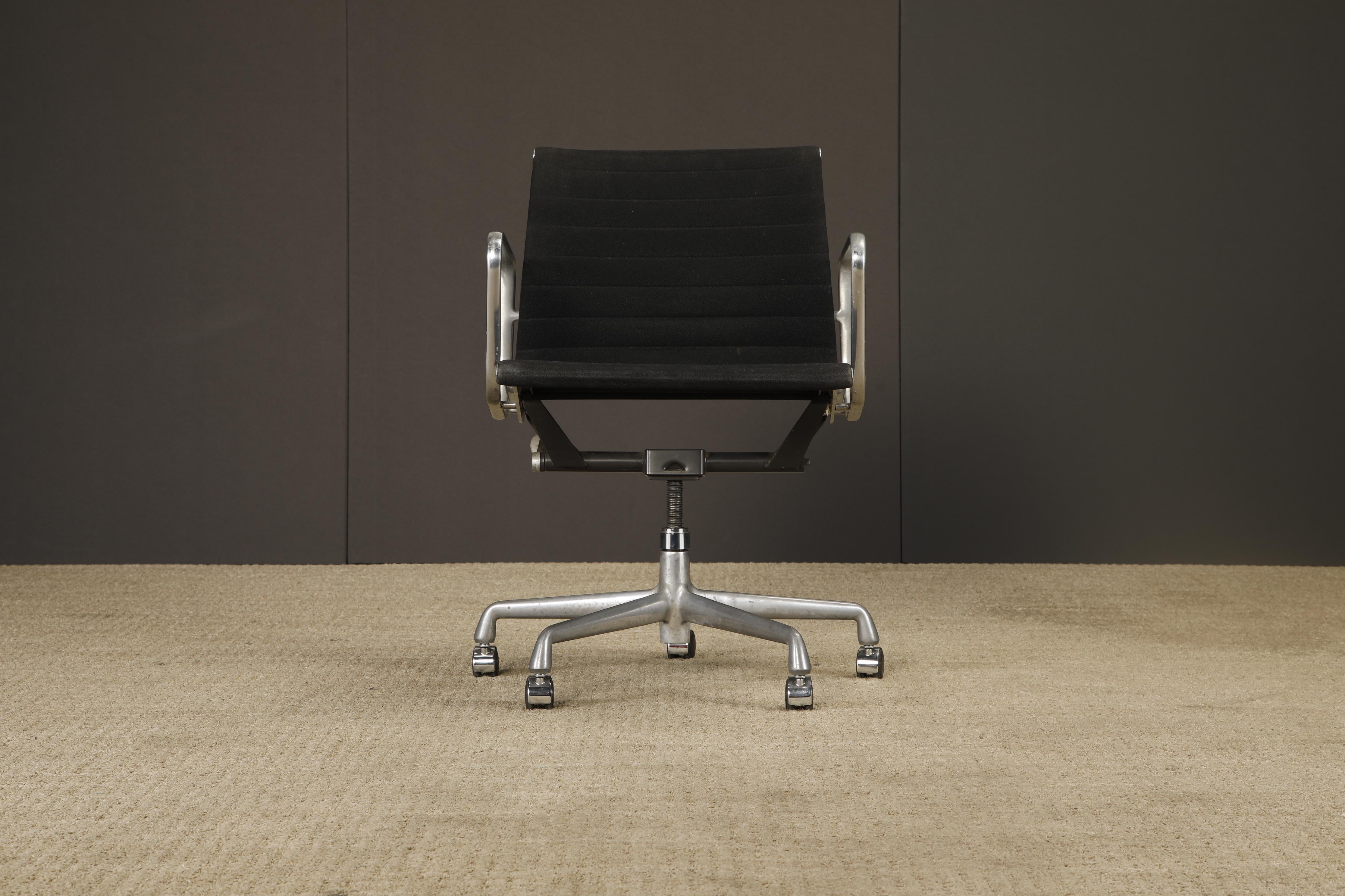 Sedia girevole 'Aluminum Group' di Charles Eames per Herman Miller, anni '80, firmata in vendita 13