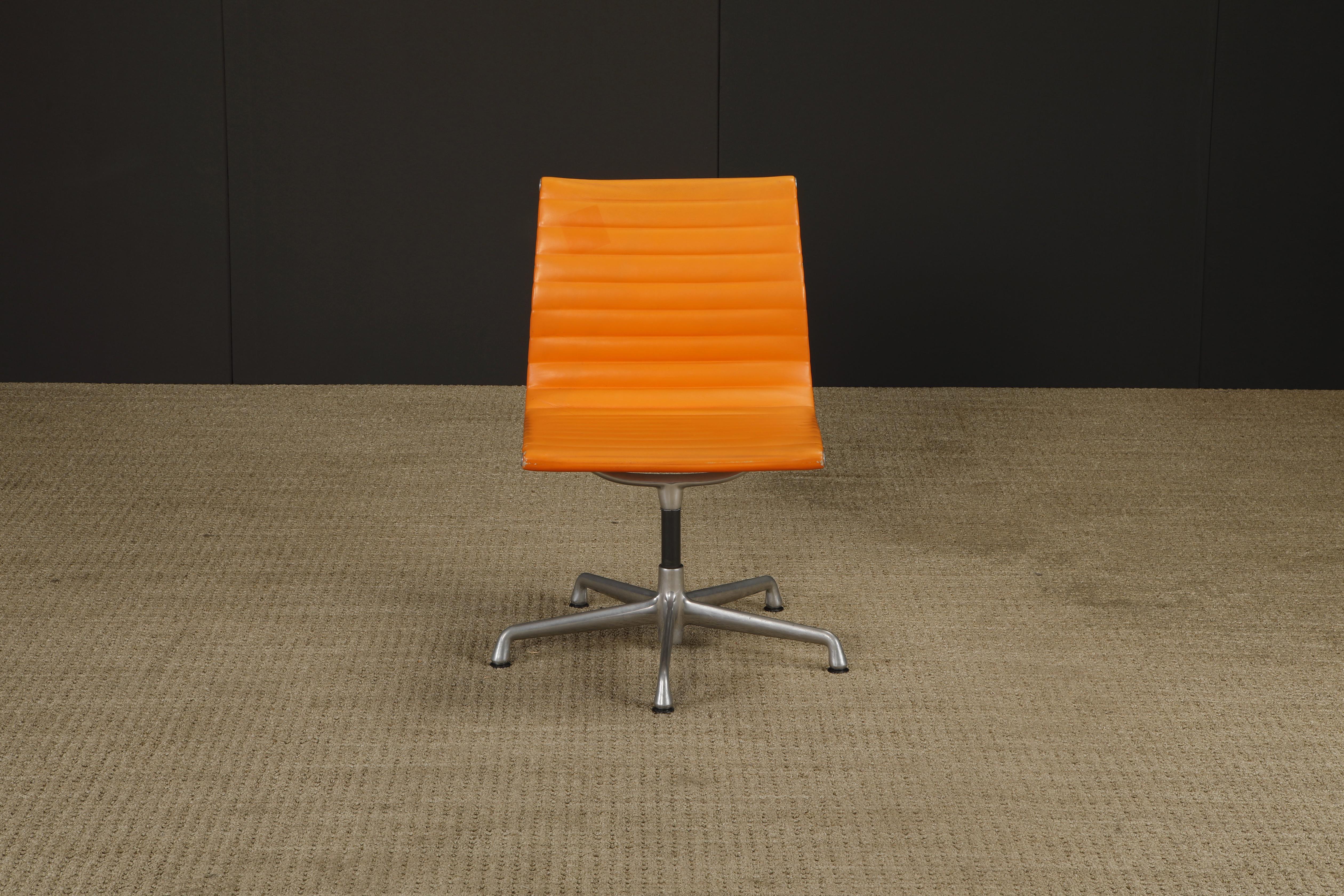 Drehstuhl 'Aluminum Group' von Charles Eames für Herman Miller, 1980er Jahre, signiert (Moderne der Mitte des Jahrhunderts) im Angebot