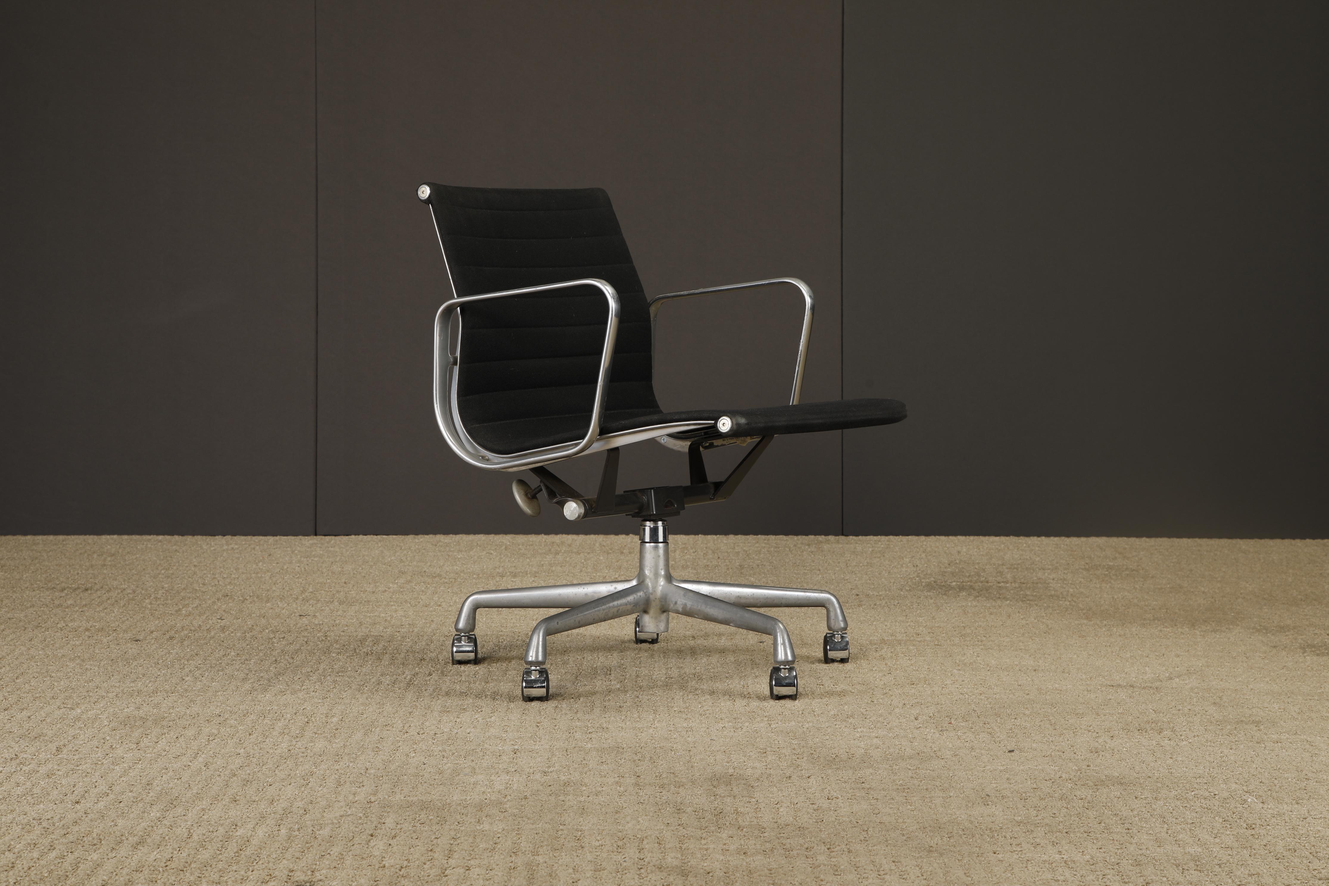 Mid-Century moderno Sedia girevole 'Aluminum Group' di Charles Eames per Herman Miller, anni '80, firmata in vendita
