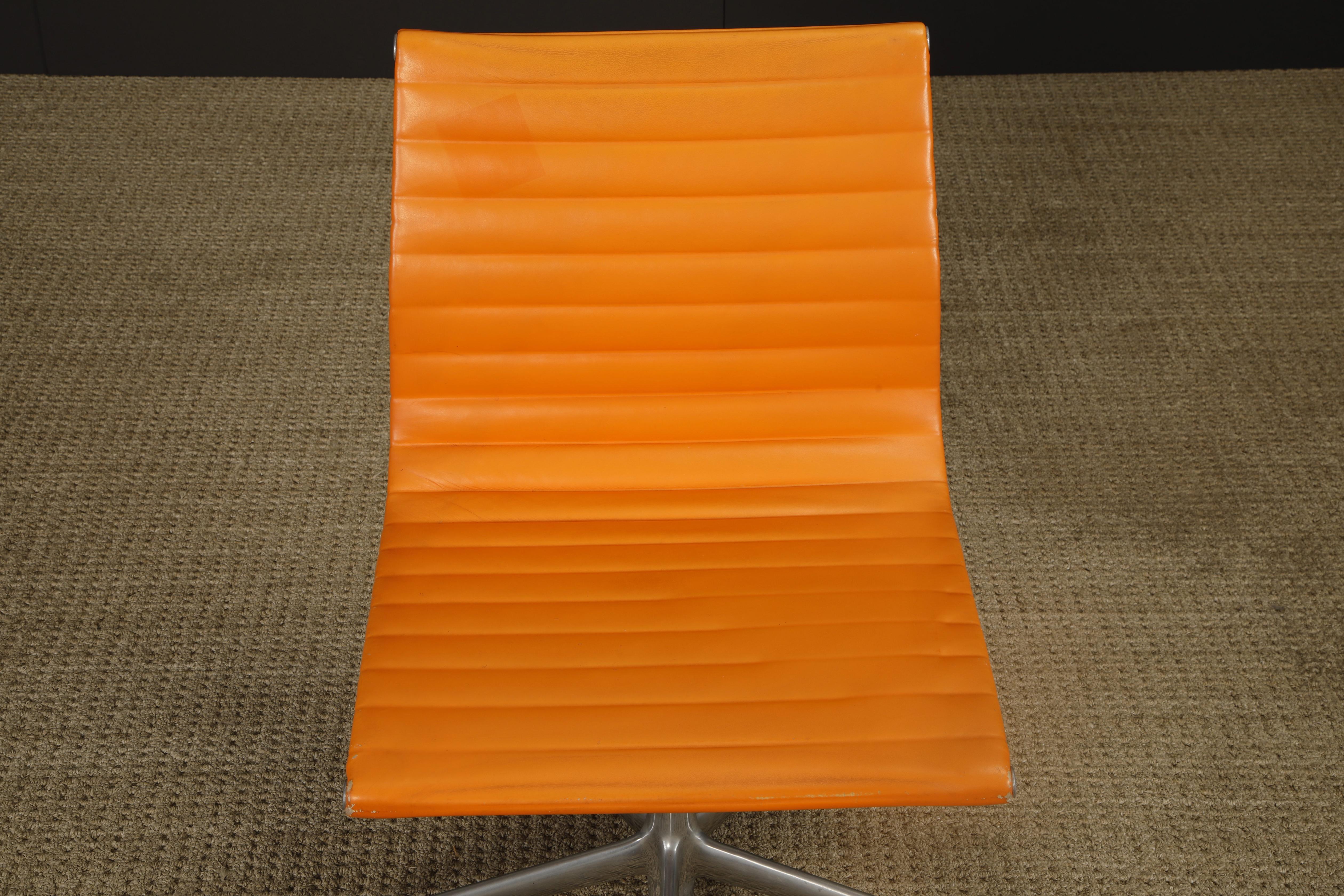 Drehstuhl 'Aluminum Group' von Charles Eames für Herman Miller, 1980er Jahre, signiert (amerikanisch) im Angebot