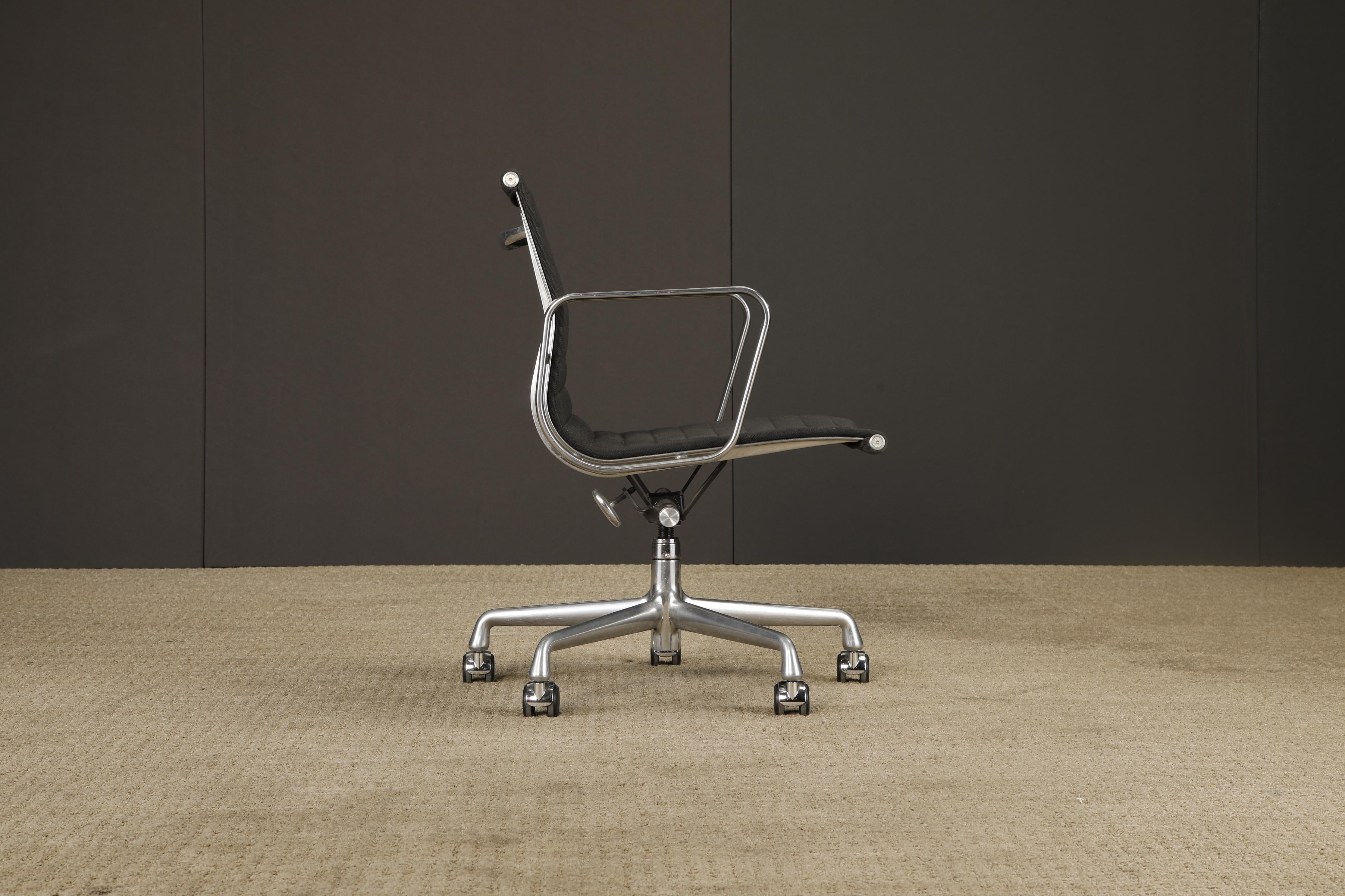 Drehstuhl 'Aluminum Group' von Charles Eames für Herman Miller, 1980er Jahre, signiert (amerikanisch) im Angebot