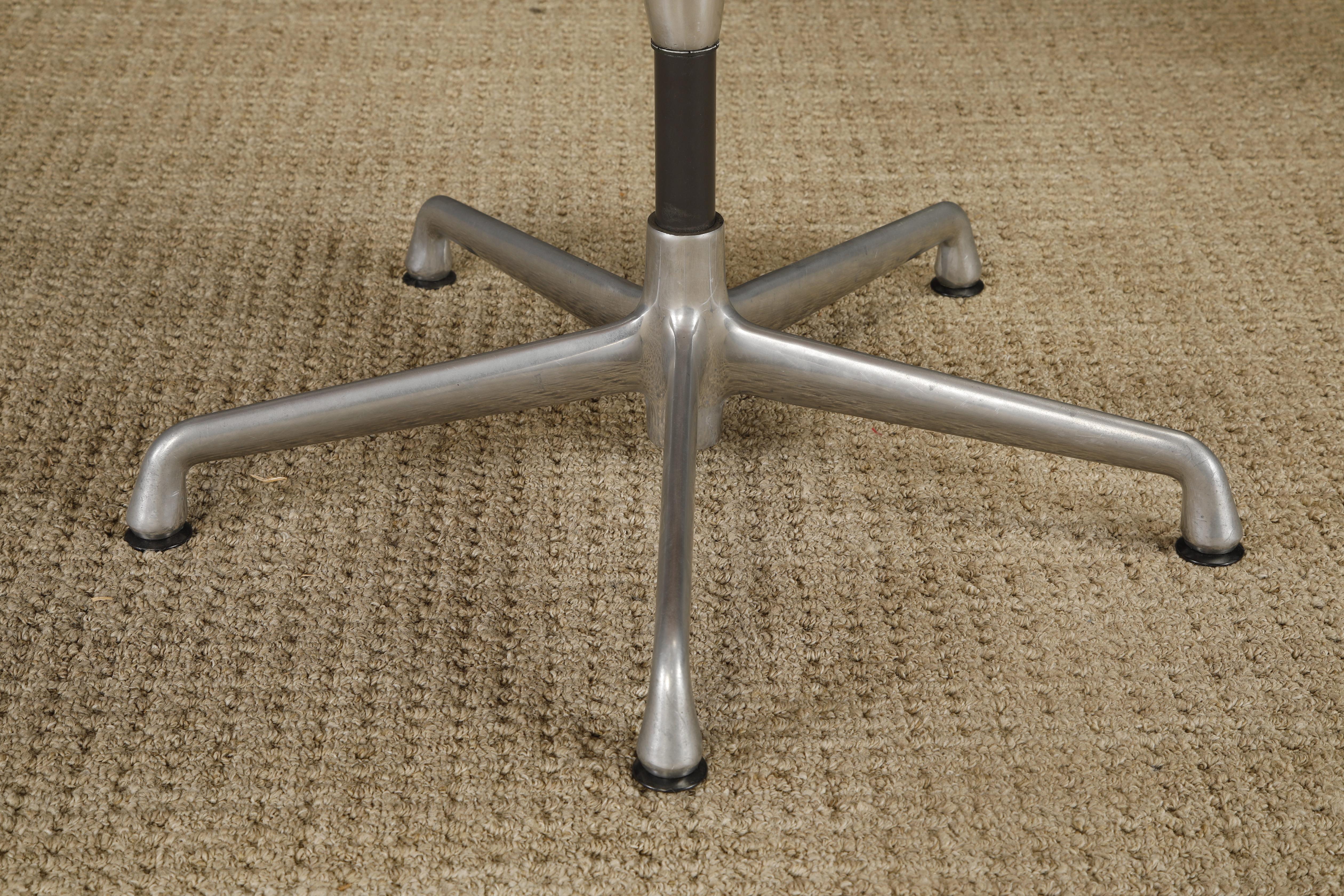 Drehstuhl 'Aluminum Group' von Charles Eames für Herman Miller, 1980er Jahre, signiert im Zustand „Gut“ im Angebot in Los Angeles, CA