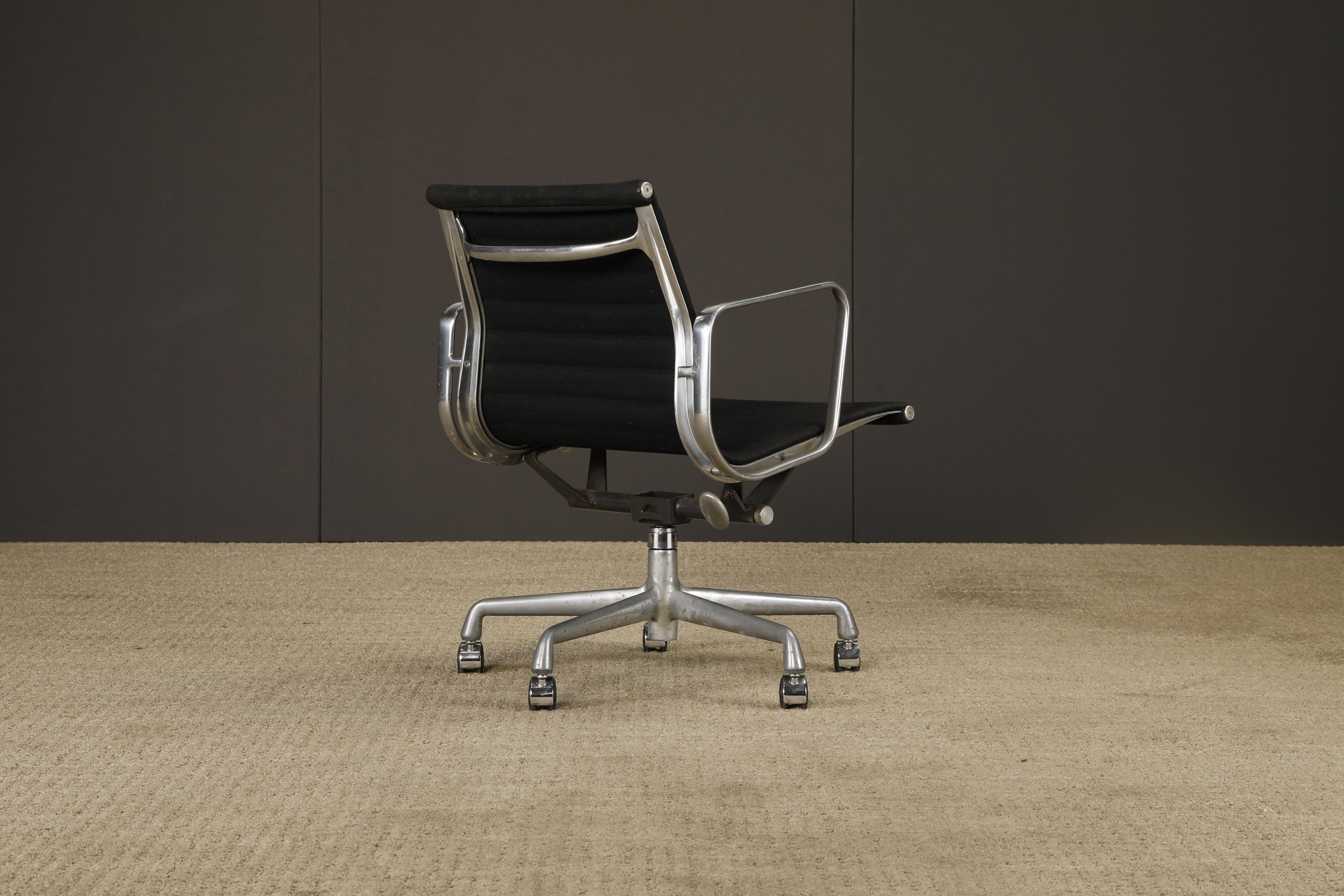 Sedia girevole 'Aluminum Group' di Charles Eames per Herman Miller, anni '80, firmata In condizioni buone in vendita a Los Angeles, CA