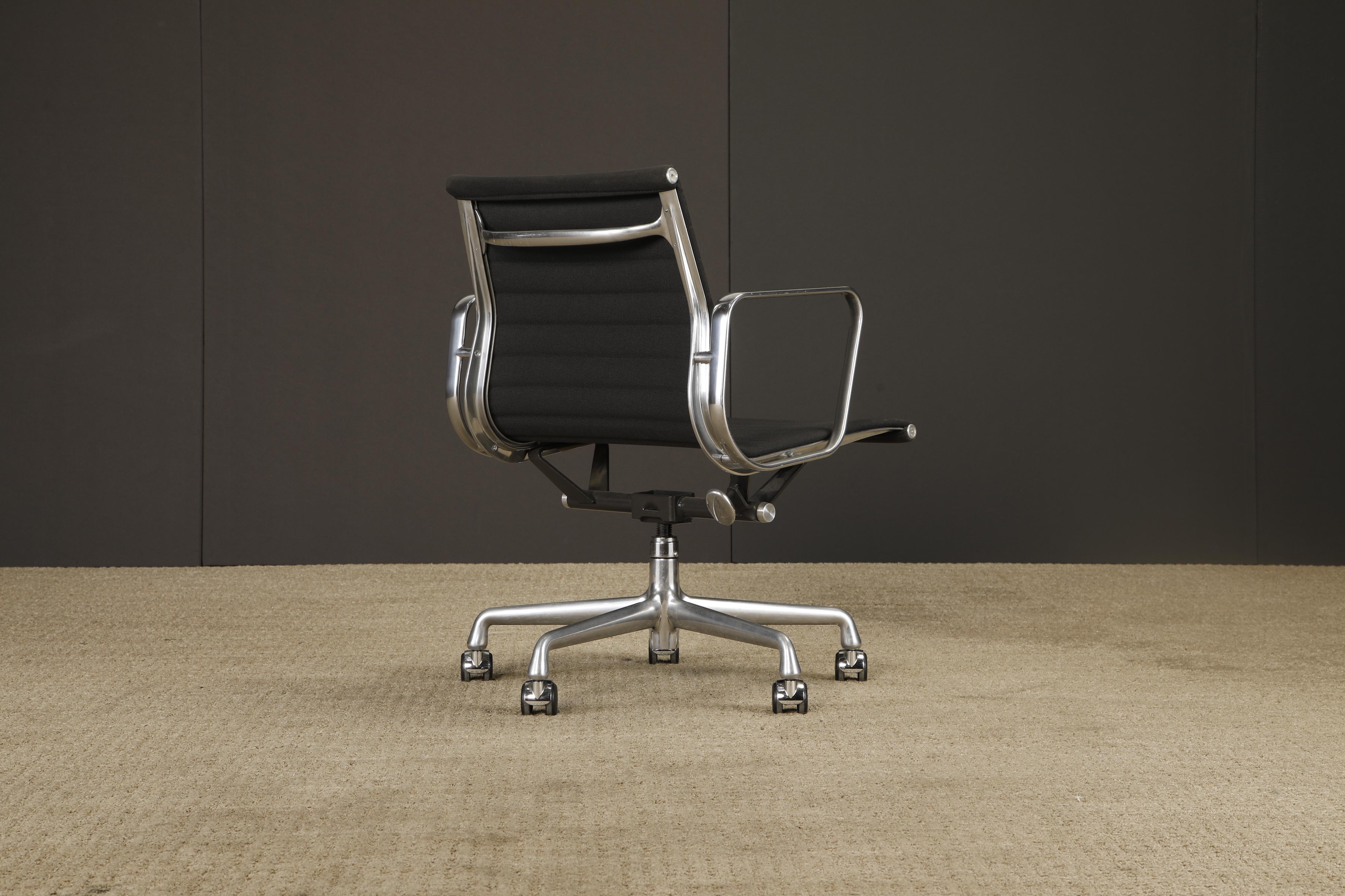 Drehstuhl 'Aluminum Group' von Charles Eames für Herman Miller, 1980er Jahre, signiert im Zustand „Gut“ im Angebot in Los Angeles, CA