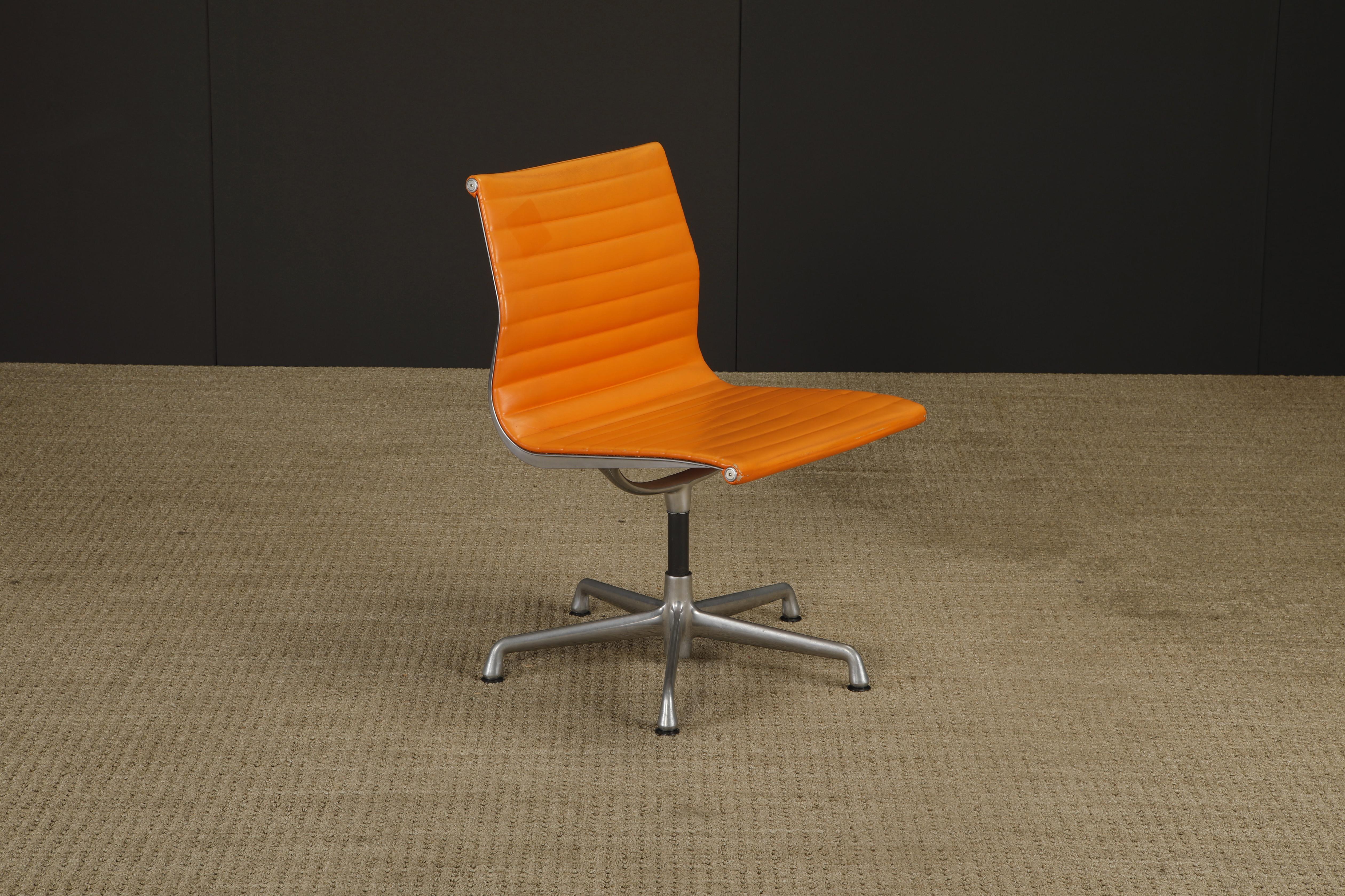 Drehstuhl 'Aluminum Group' von Charles Eames für Herman Miller, 1980er Jahre, signiert (Ende des 20. Jahrhunderts) im Angebot
