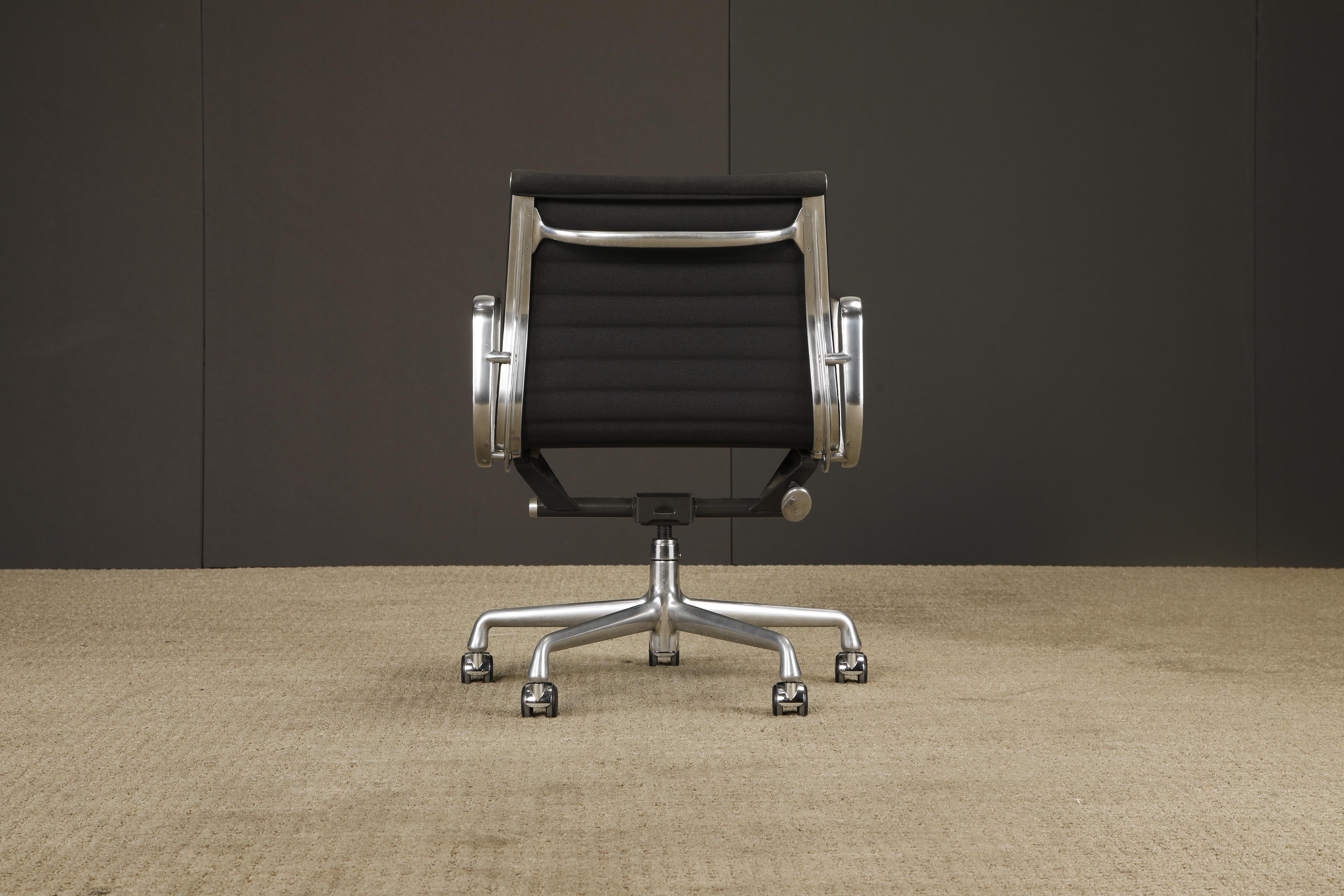 Drehstuhl 'Aluminum Group' von Charles Eames für Herman Miller, 1980er Jahre, signiert (Ende des 20. Jahrhunderts) im Angebot