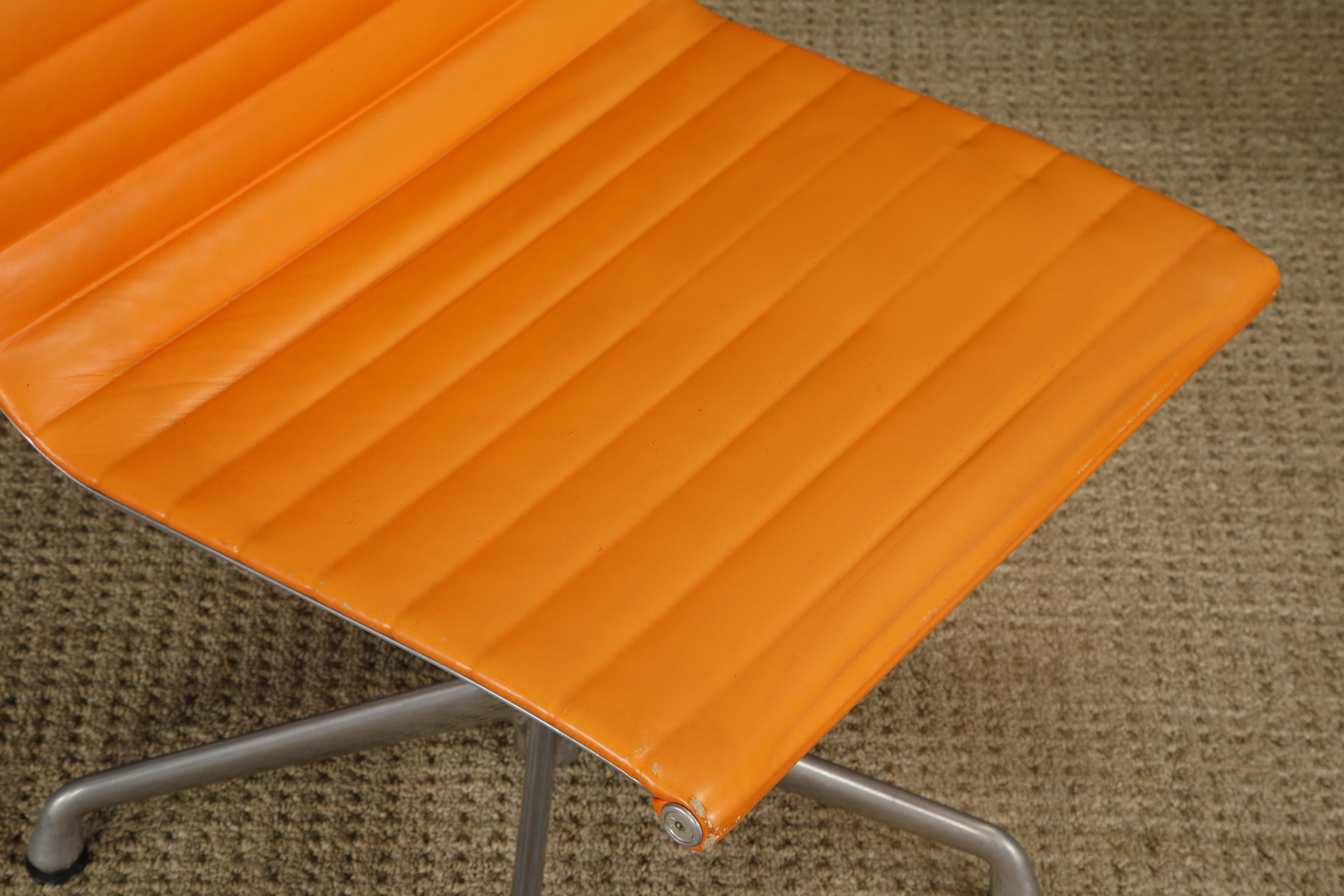 Drehstuhl 'Aluminum Group' von Charles Eames für Herman Miller, 1980er Jahre, signiert (Aluminium) im Angebot
