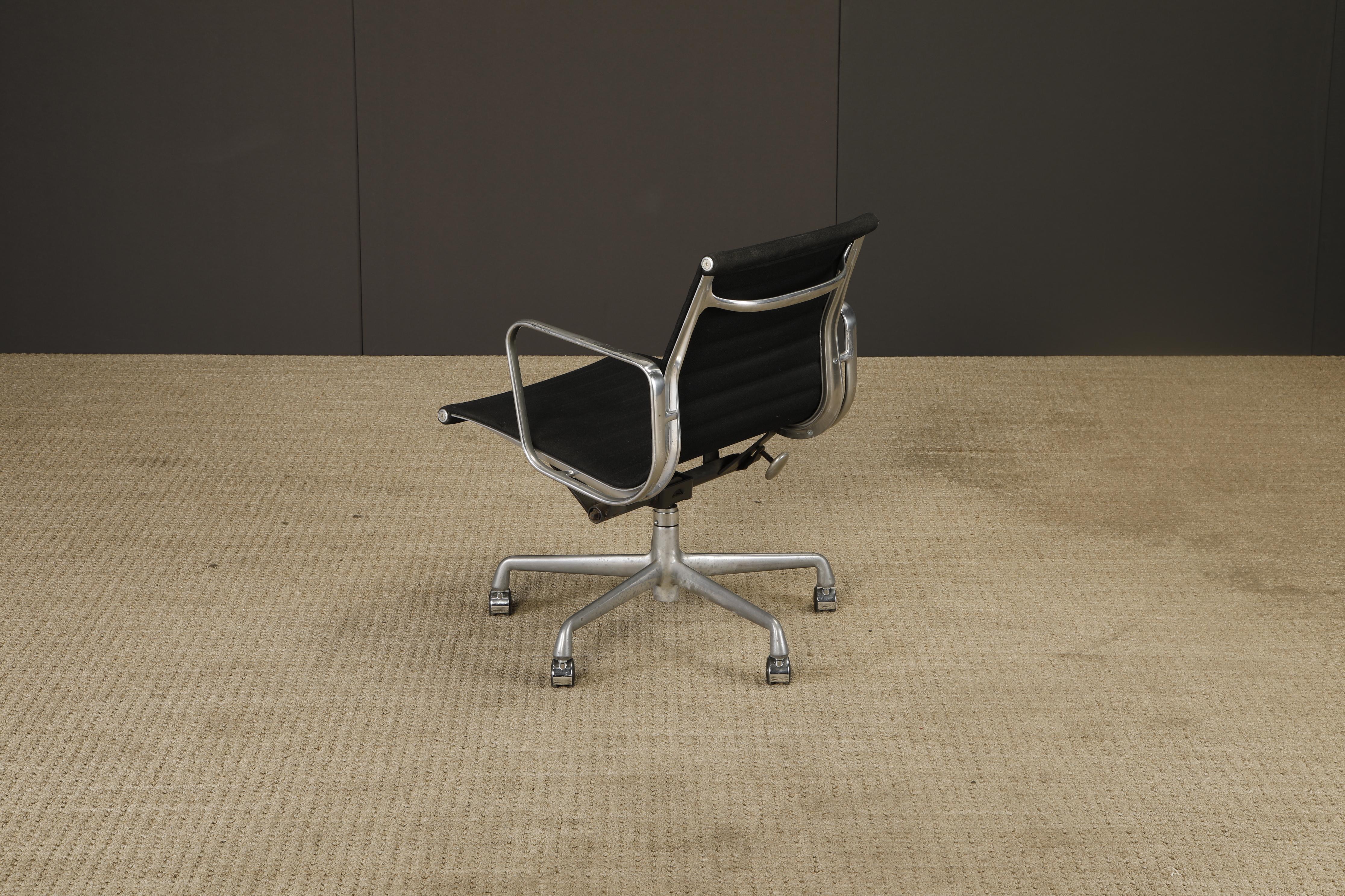 Alluminio Sedia girevole 'Aluminum Group' di Charles Eames per Herman Miller, anni '80, firmata in vendita