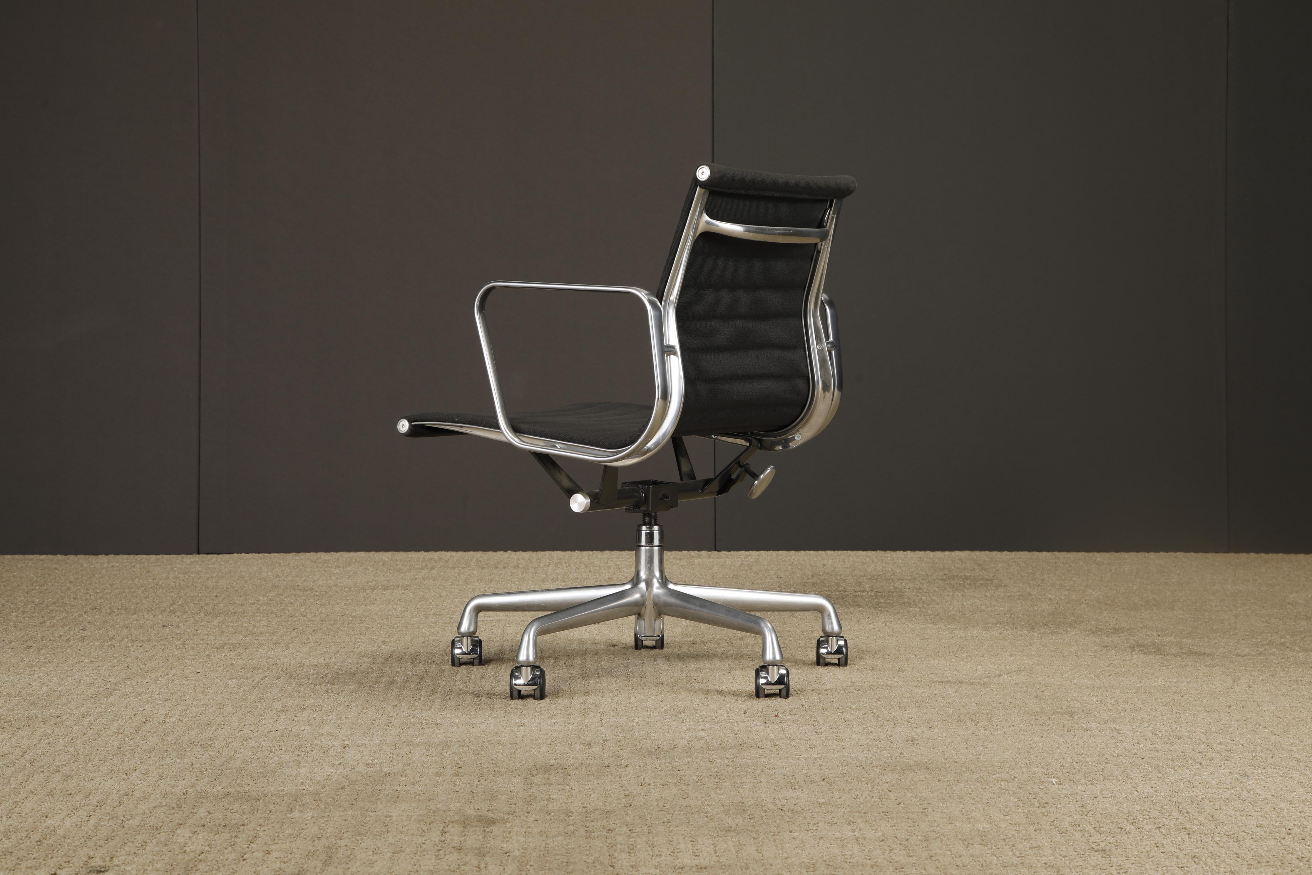 Drehstuhl 'Aluminum Group' von Charles Eames für Herman Miller, 1980er Jahre, signiert (Aluminium) im Angebot