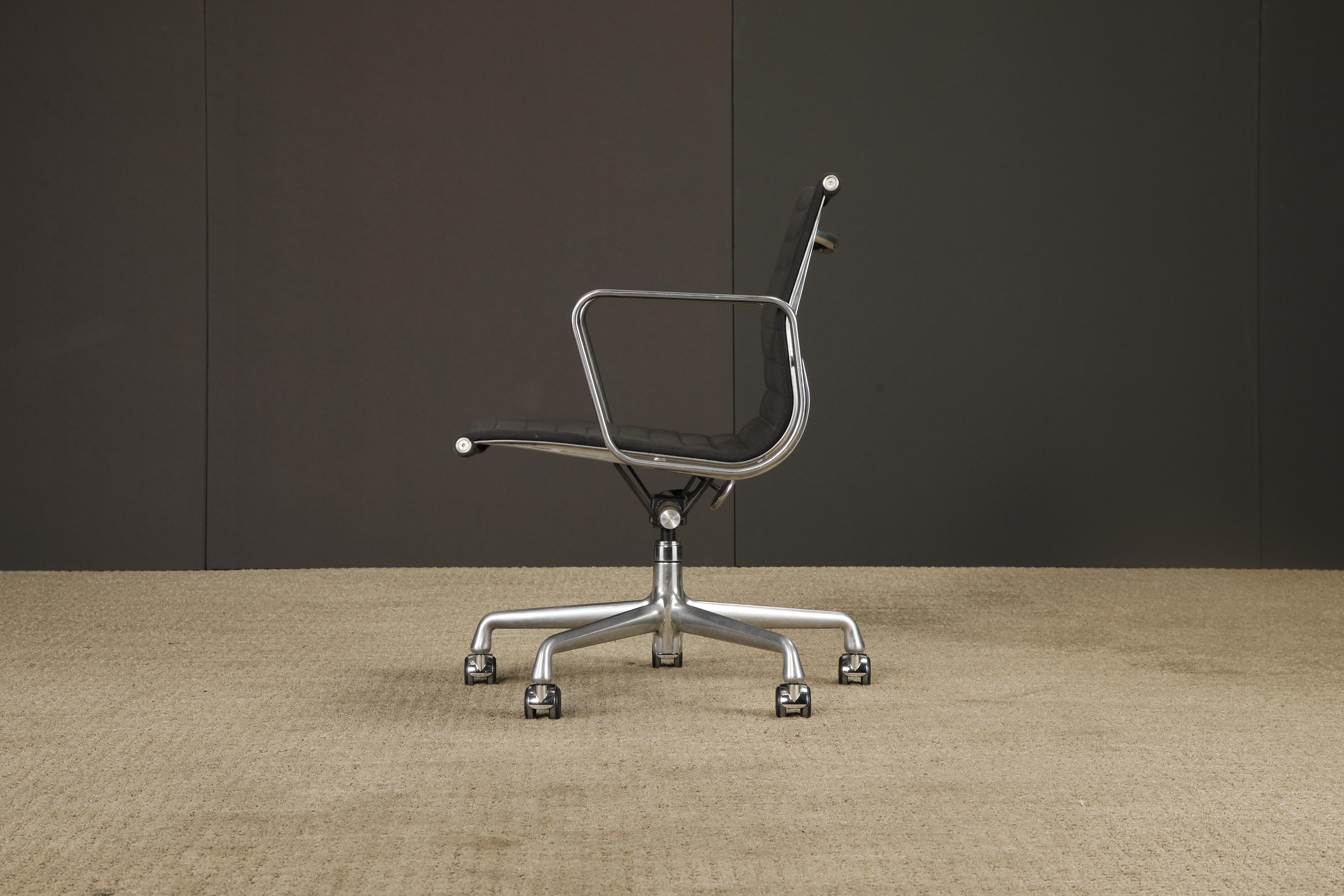 Drehstuhl 'Aluminum Group' von Charles Eames für Herman Miller, 1980er Jahre, signiert im Angebot 1
