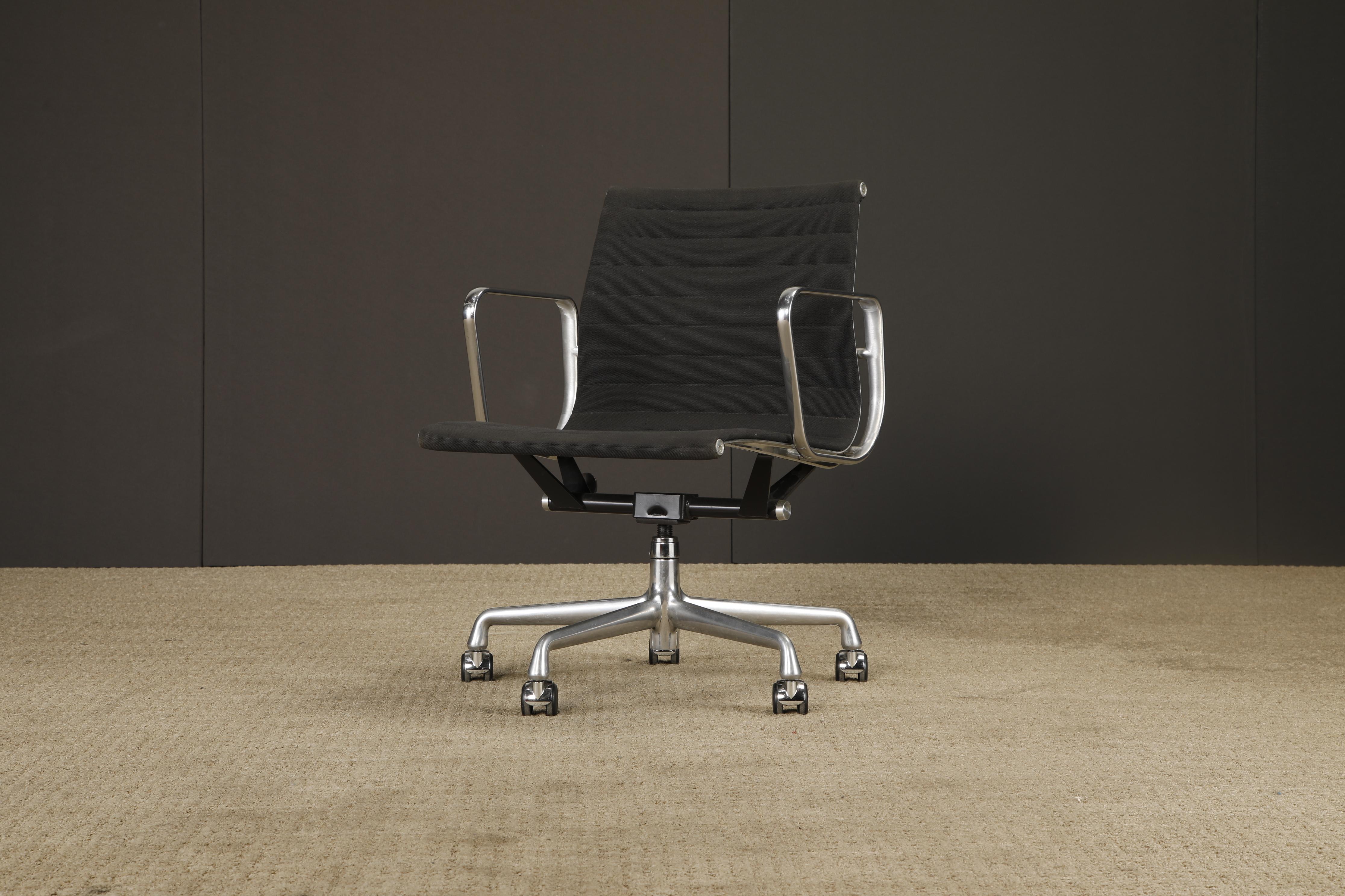 Drehstuhl 'Aluminum Group' von Charles Eames für Herman Miller, 1980er Jahre, signiert im Angebot 2
