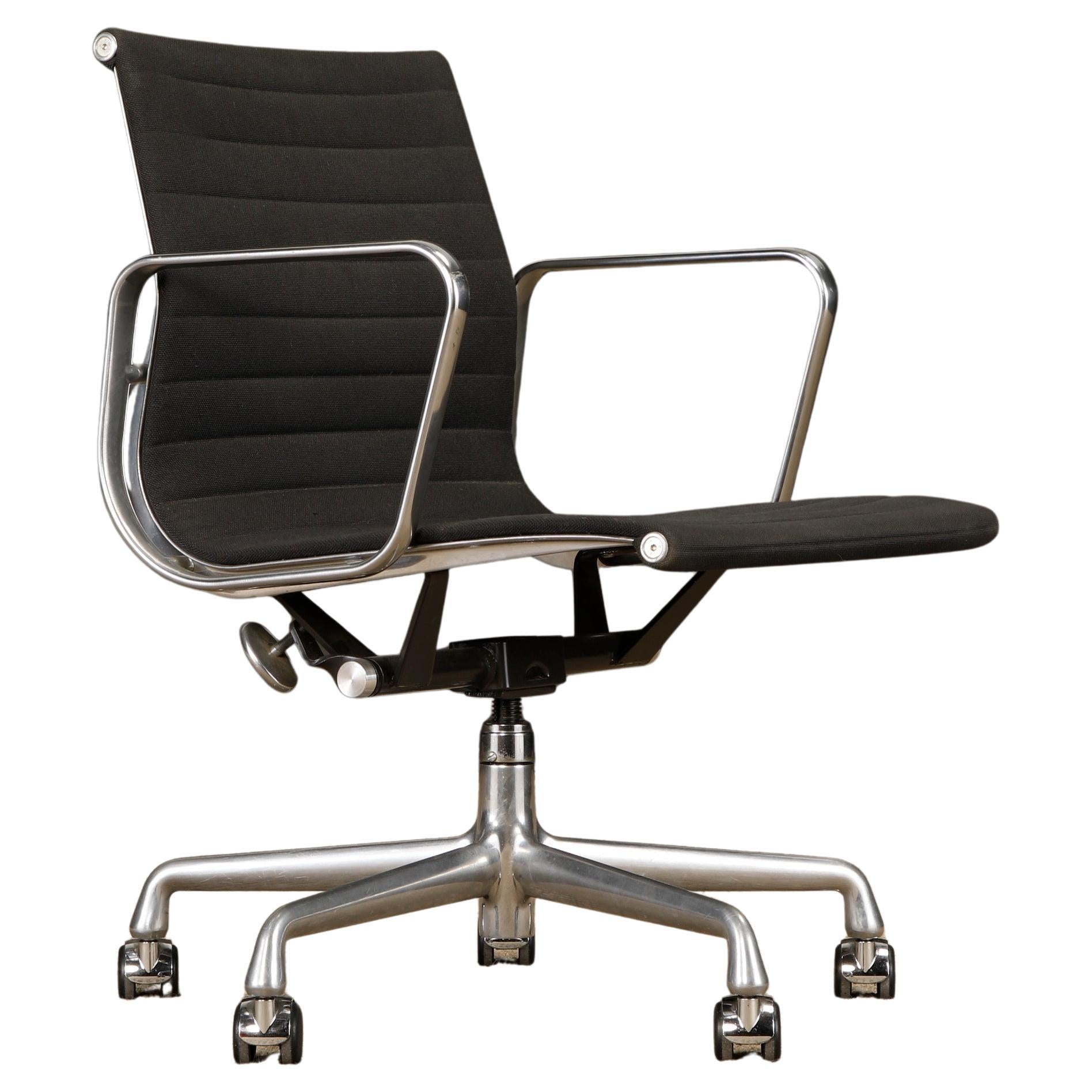 Drehstuhl 'Aluminum Group' von Charles Eames für Herman Miller, 1980er Jahre, signiert im Angebot