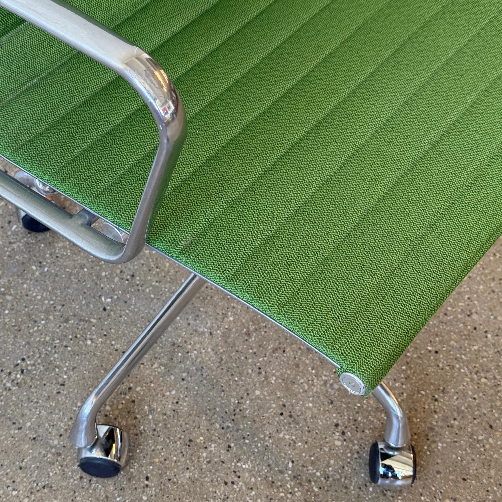 Americano Sedia operativa in alluminio Group di Charles and Ray Eames per Herman Miller in vendita