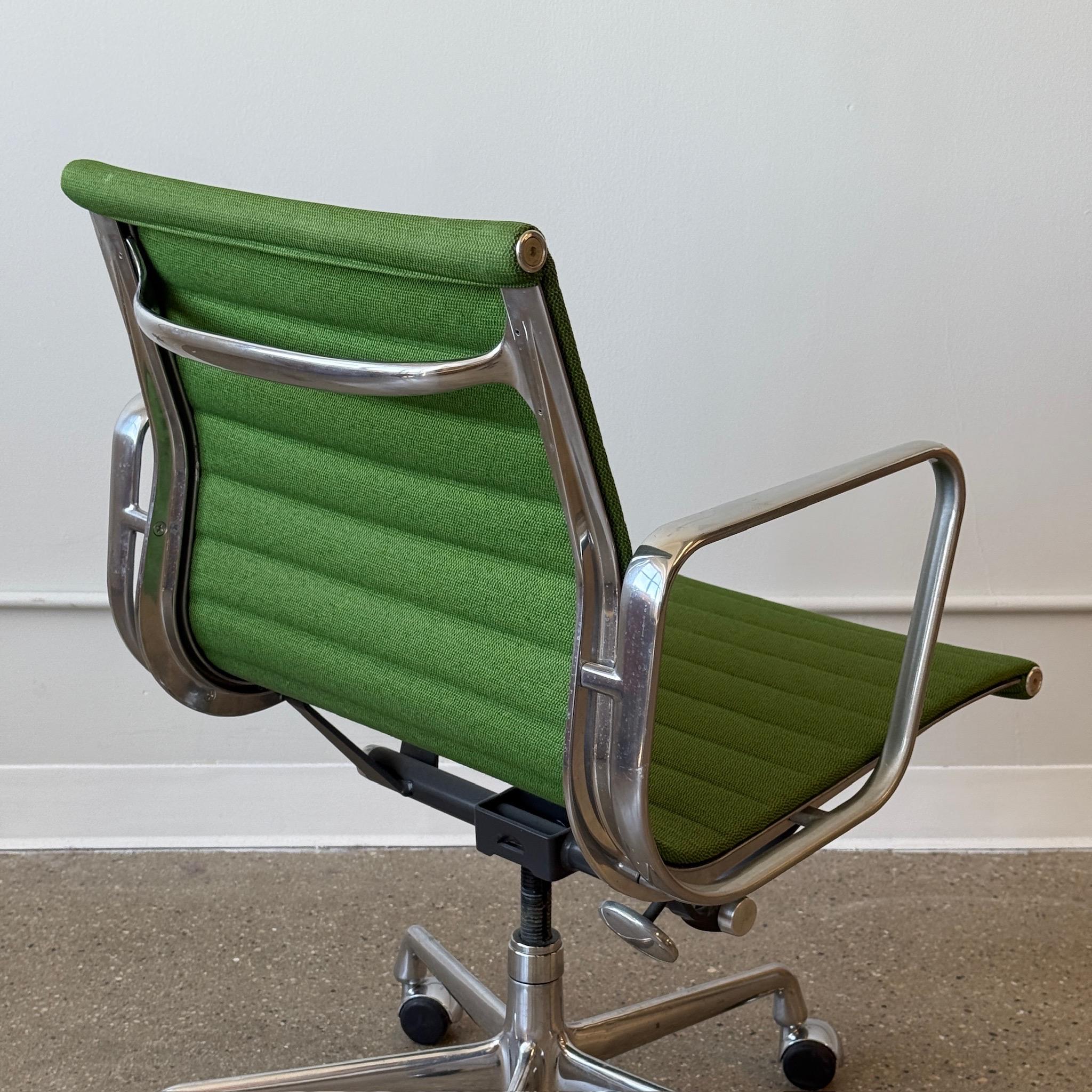 Fine XX secolo Sedia operativa in alluminio Group di Charles and Ray Eames per Herman Miller in vendita