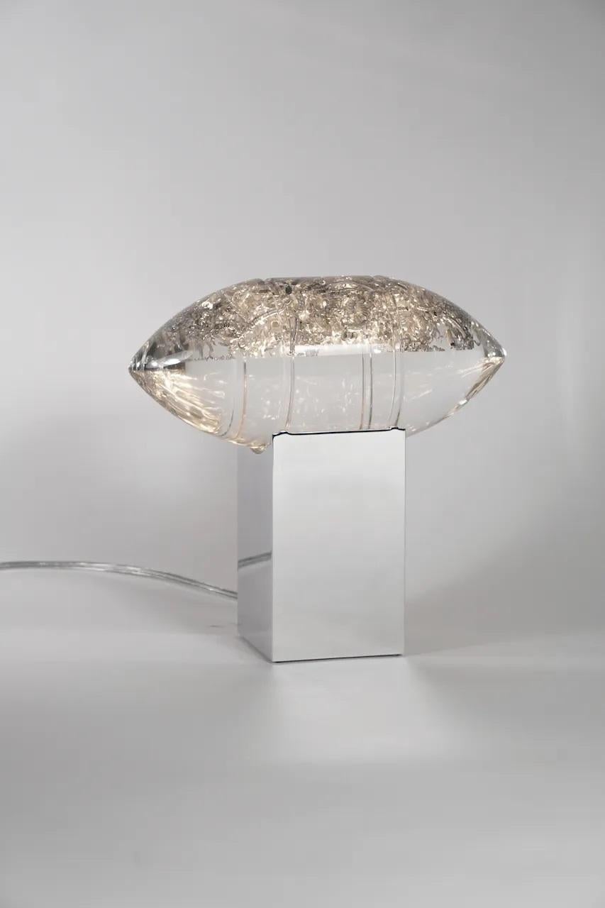 Lampada Helios in alluminio di Zoran Strijbosch
Fatto a mano
Dimensioni: 
Base: D. 9 x L. 9 H. 15 cm
Sfera: D. 10,5 x L. 10,5 x H. 25 cm
Materiali: Alluminio, acrilico.

Nell'antichità, Rever era venerato come il dio del sole, incaricato di guidare