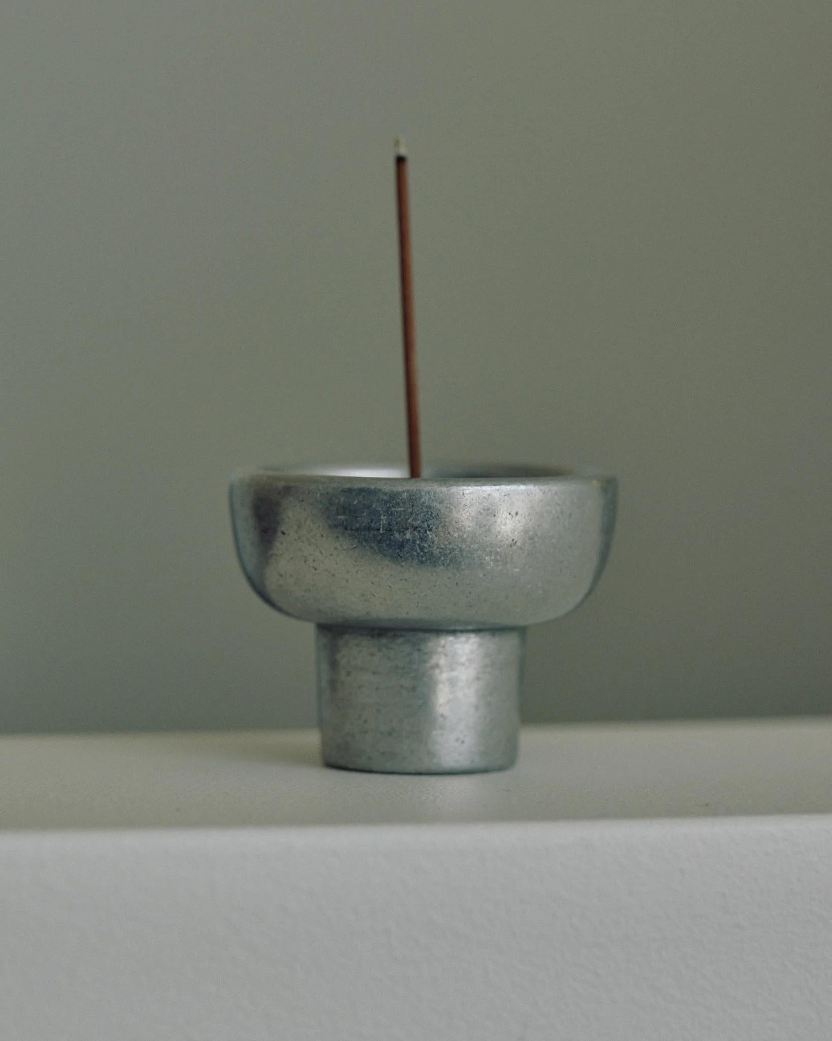 Quemador de incienso de aluminio de Henry Wilson
Dimensiones: D 6 x A 5 cm
Materiales: Aluminio.

Disponible en aluminio, bronce y bronce ennegrecido.

El Quemador de Incienso se diseñó inicialmente para el Perfumista H. Fundido en bronce macizo y