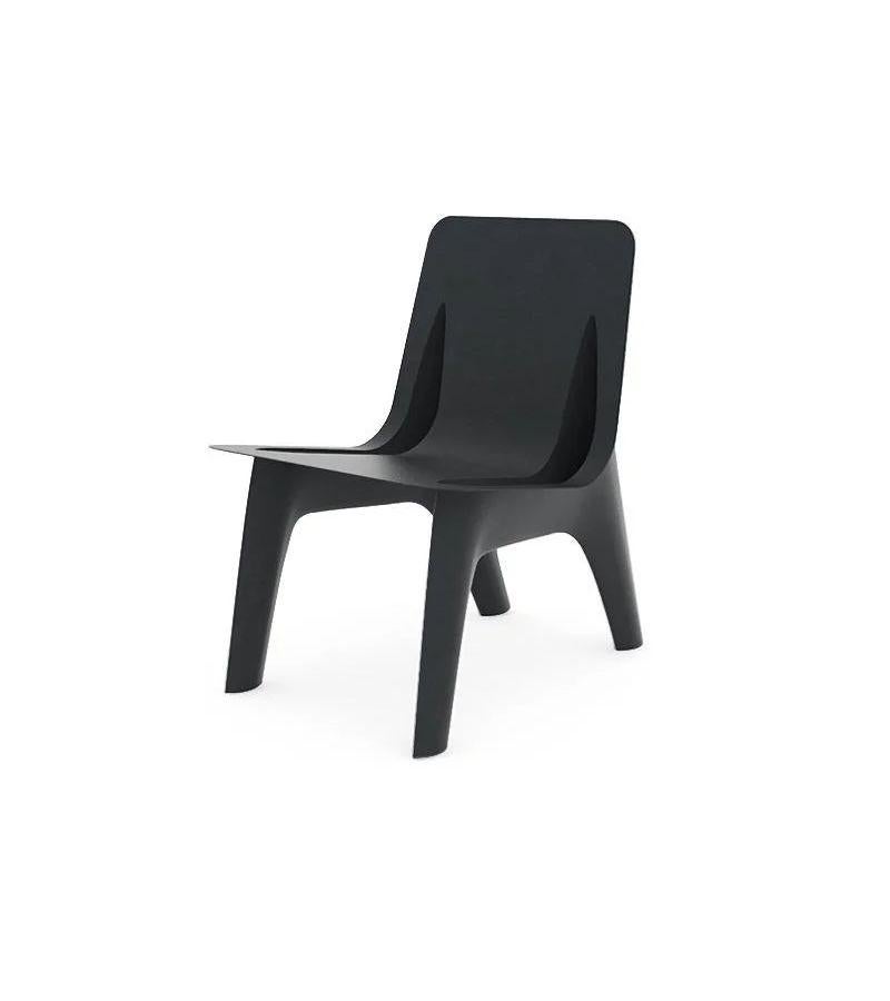 J-chair lounge aus aluminium von Zieta
Abmessungen: T 74 x B 53 x H 76 cm 
MATERIAL: Aluminium.
Ausführung: Pulverbeschichtet.
Erhältlich in verschiedenen Farben aus Kohlenstoffstahl und Aluminium. Auch in der Version für den Essbereich erhältlich.
