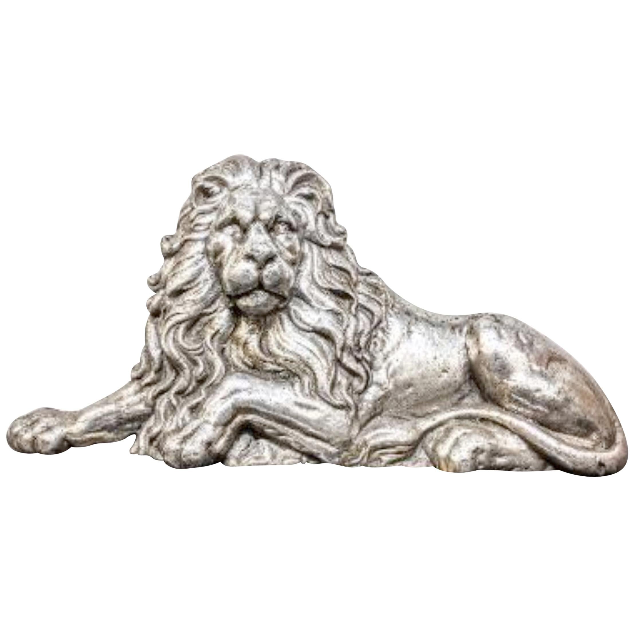 Escultura de león de aluminio