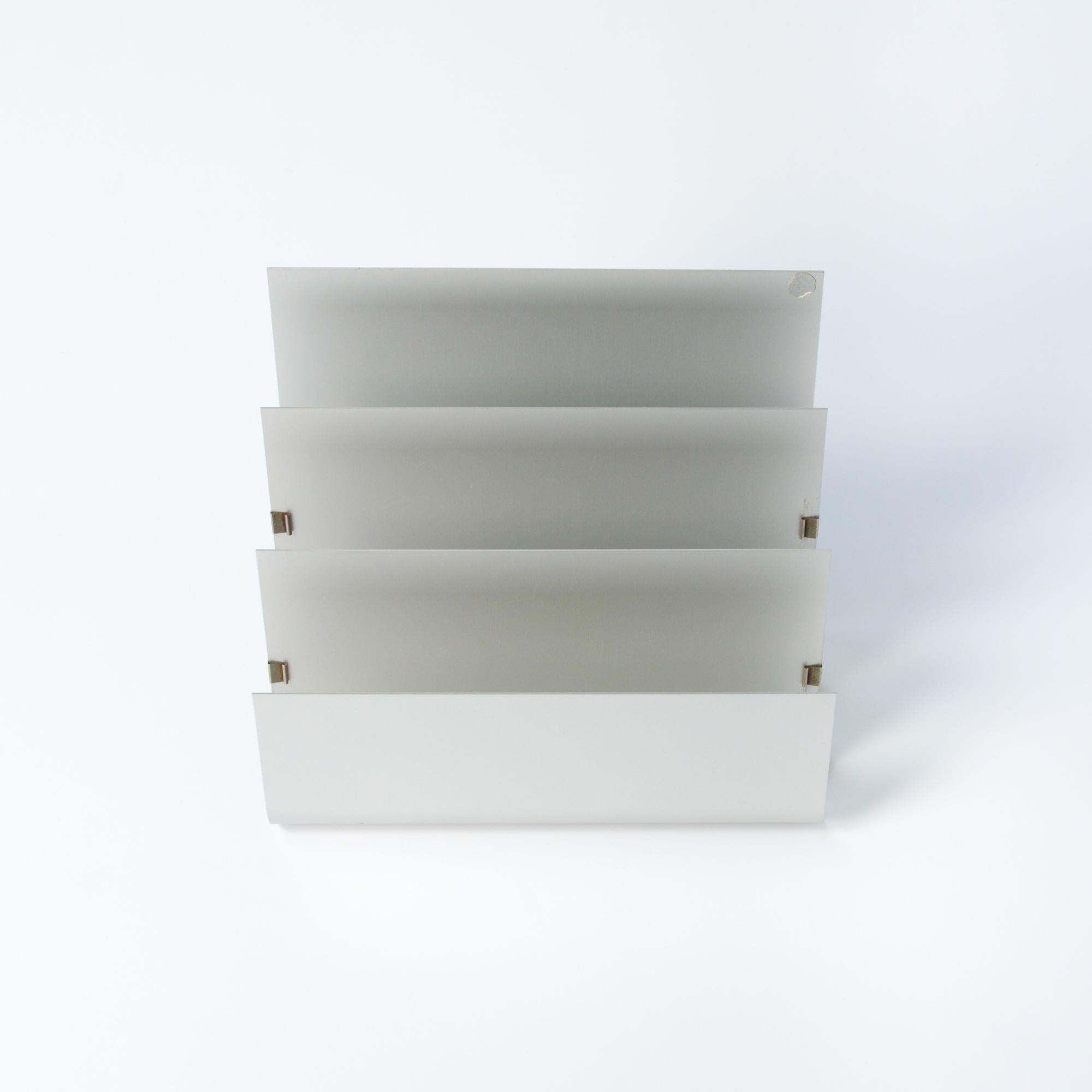 This aluminum magazine rack was designed by Pierre Vandel for Espace Pierre Cardin in the 1970s.
It is made of 3 pieces in aluminum.
The magazine rack is in good vintage condition.