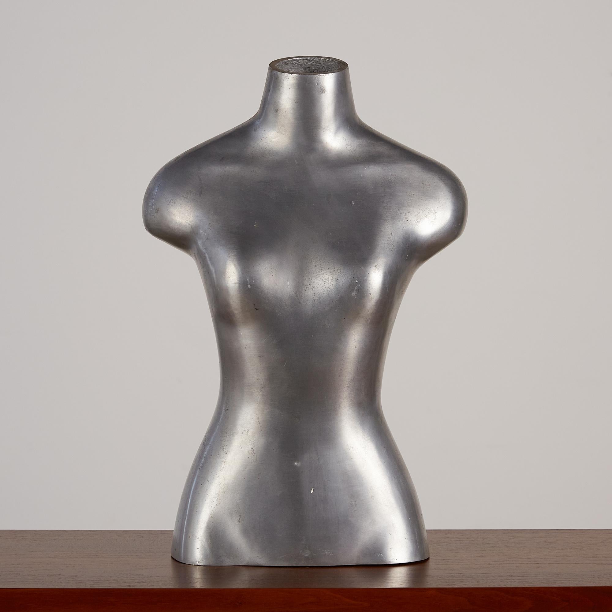 Mid-Century Modern Sculpture de torse en forme de mannequin en aluminium en vente