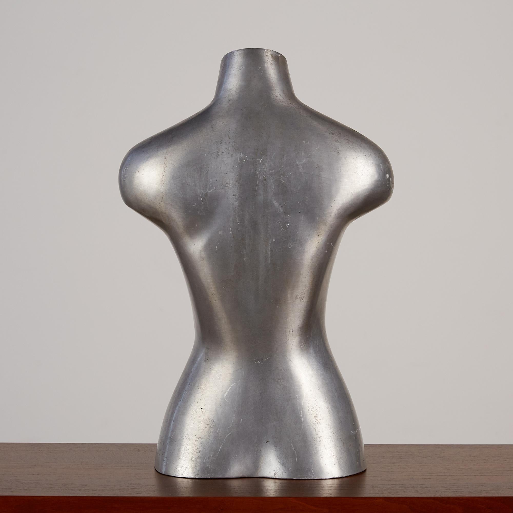 Milieu du XXe siècle Sculpture de torse en forme de mannequin en aluminium en vente