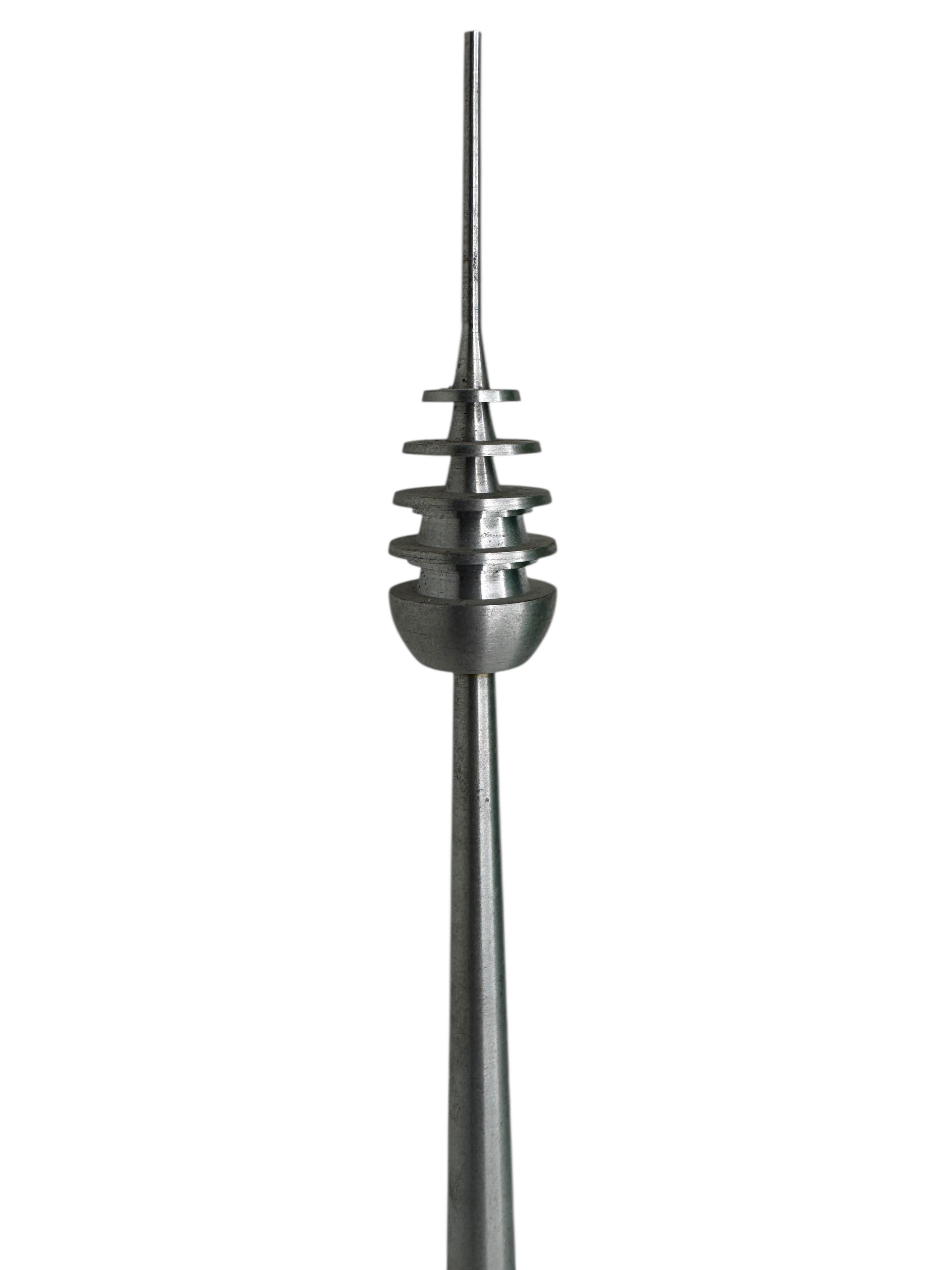 XXI secolo e contemporaneo Torre televisiva in alluminio in metallo di Norimberga Modello in scala, anni 2000 in vendita
