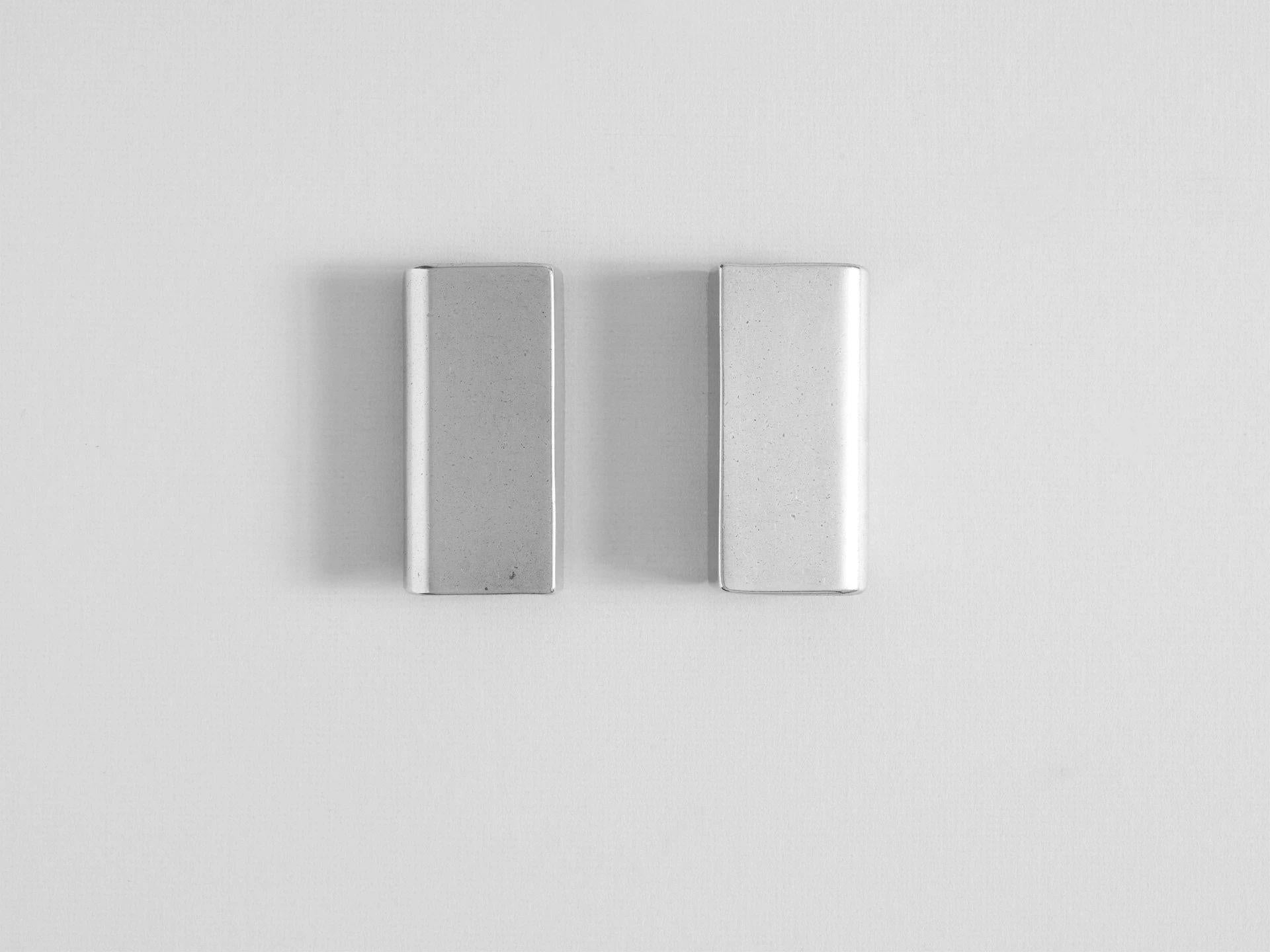 Mini-Cove-Griff aus Aluminium von Henry Wilson
Abmessungen: B 5 x T 2 x H 9 cm
MATERIALIEN: Alumium 

Jedes Stück wird im Sandgussverfahren hergestellt und mit Rumpeln bearbeitet. Ziehgriffe aus Aluminium werden in kleinen Chargen hergestellt, was