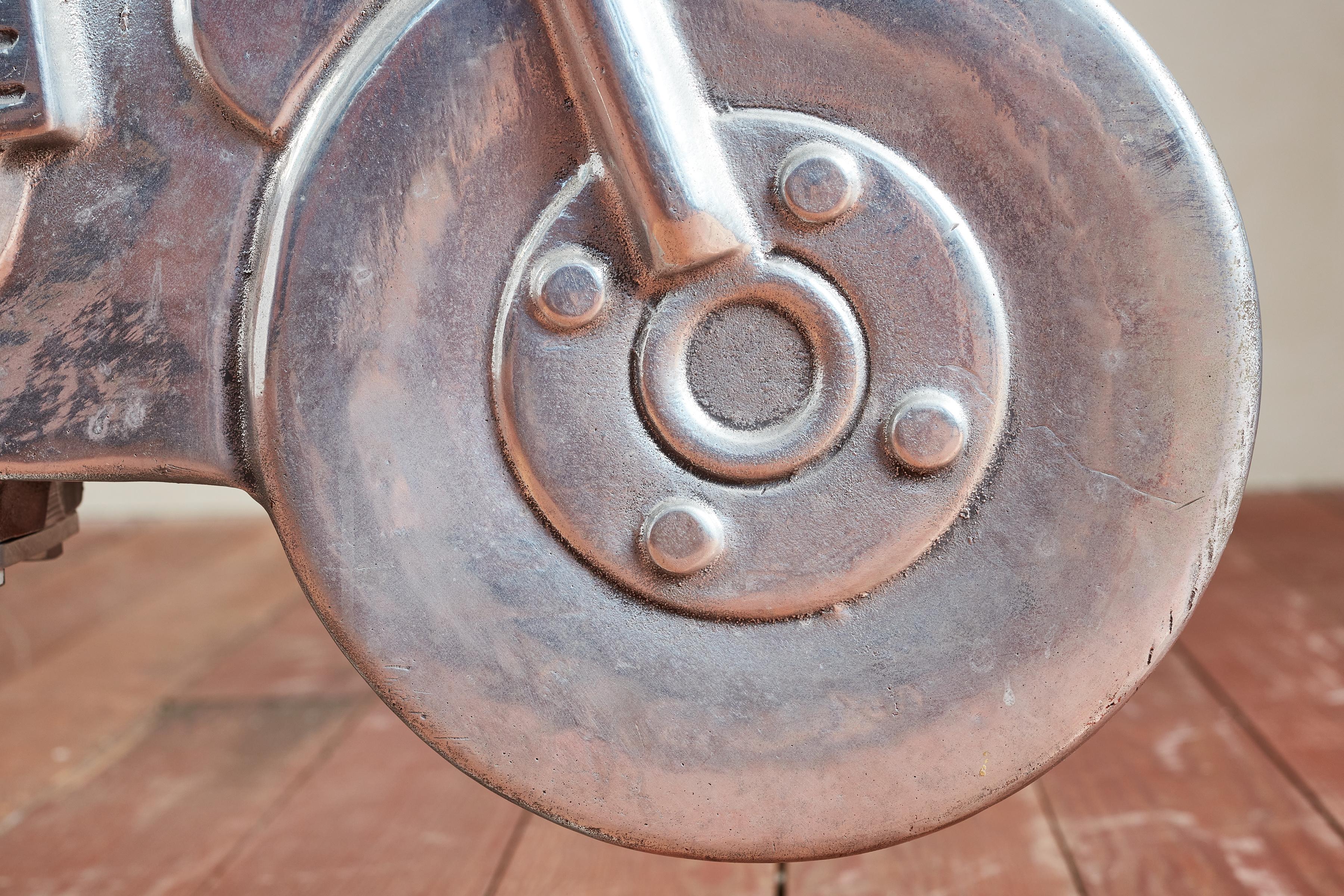 Sculture da parco giochi in alluminio per moto e auto in vendita 2