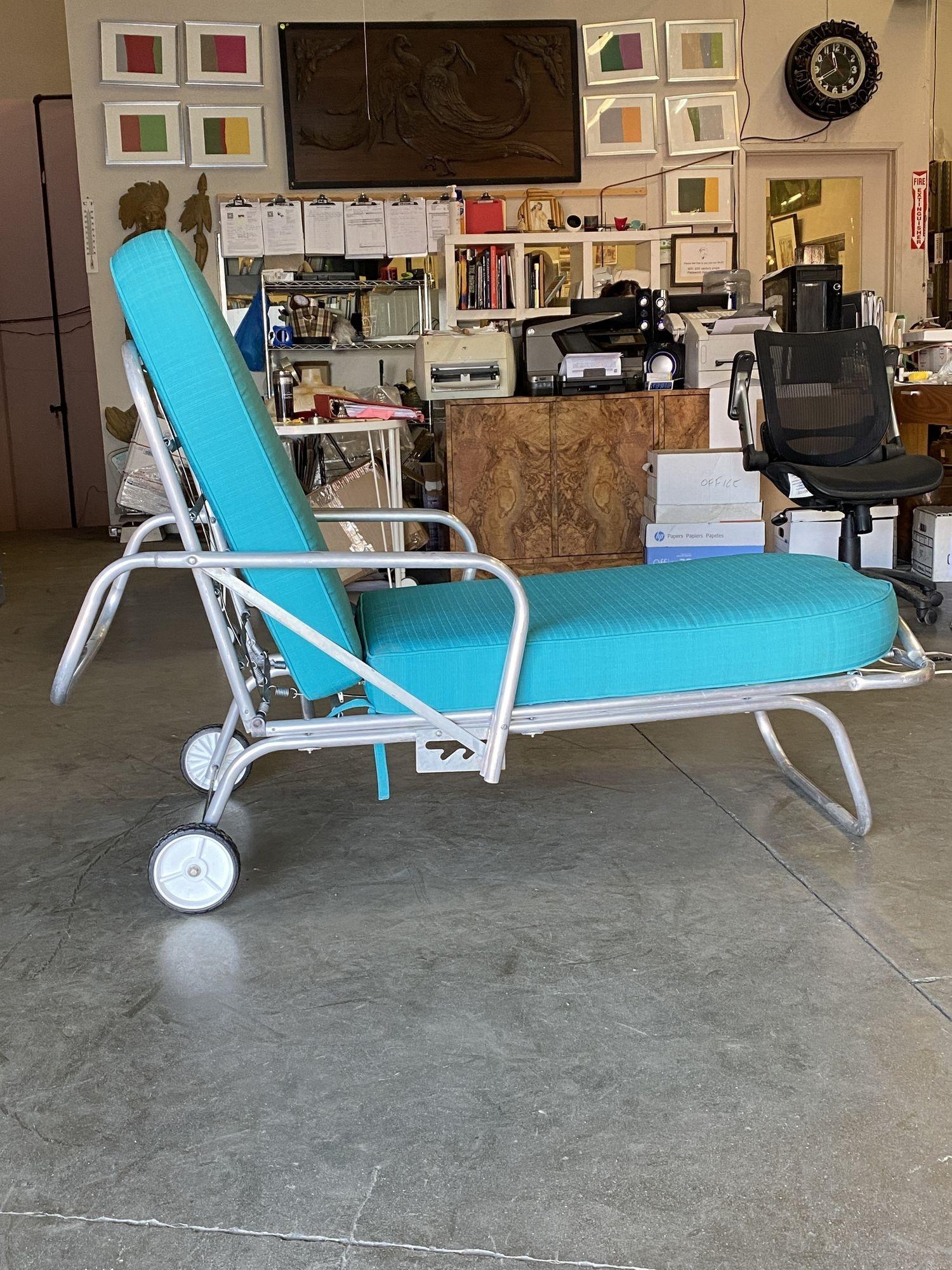 Aluminum Patio/Outdoor Adjustable Recliner Chase lounge In Excellent Condition For Sale In Van Nuys, CA