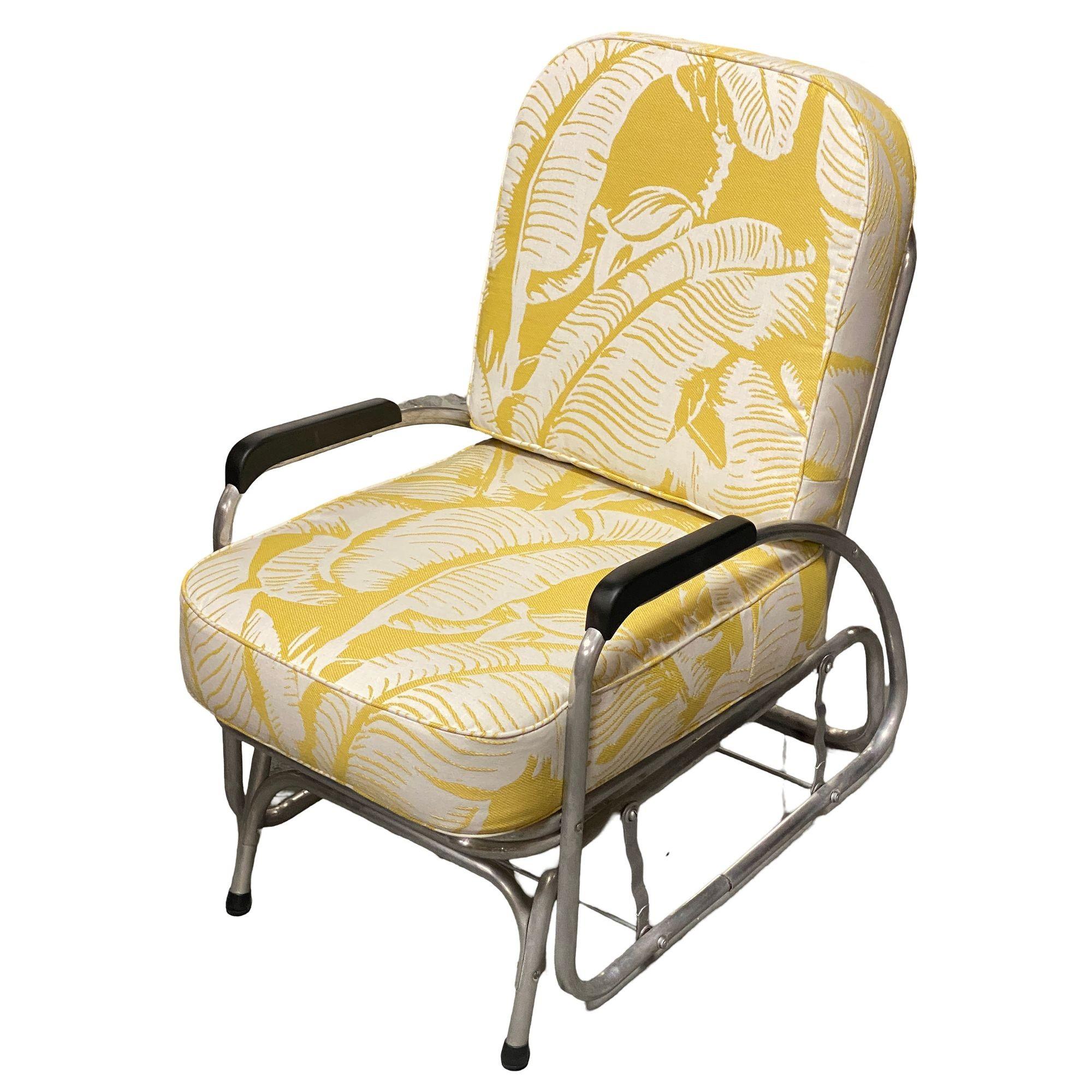 Mid-Century Outdoor-Terrasse Aluminium Slider Schaukelstuhl mit doppelten Stangen Armlehne, bestehend aus einem Aluminiumrahmen mit zwei Armen auf jeder Seite der Basis die Verbindung zum Sitz, so dass die Fähigkeit, hin und her in einer