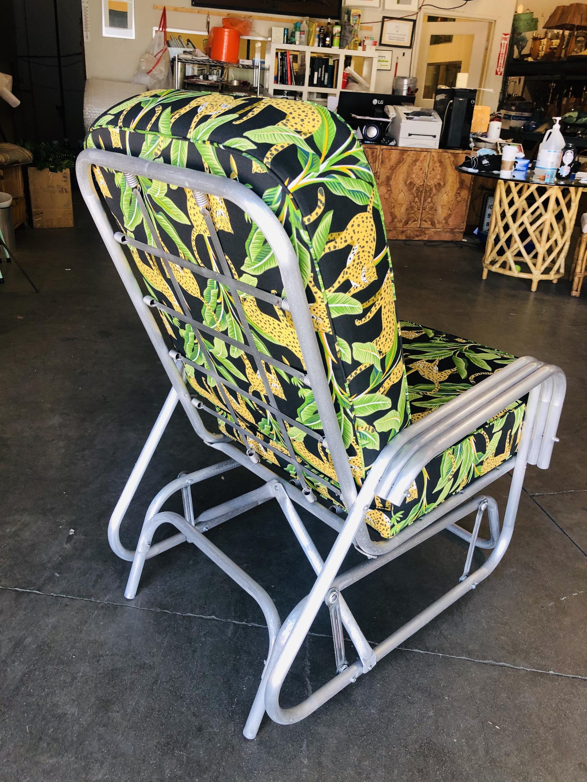 Aluminum Patio/Outdoor Slider Rocking Lounge Chair with Speed Arm In Excellent Condition For Sale In Van Nuys, CA