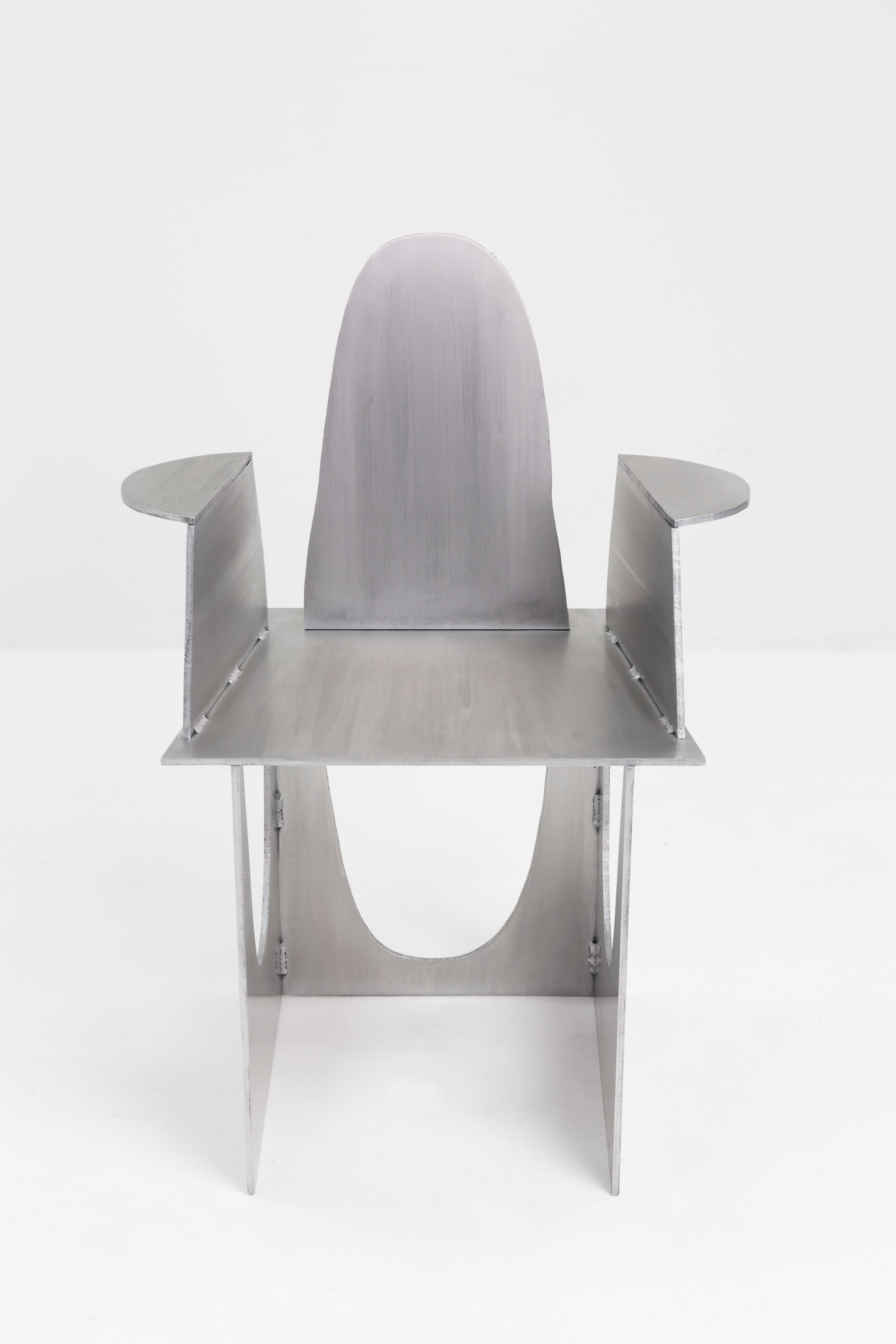 Aluminum rational jigsaw chair by Studio Julien Manaira
Dimensions: 65 x 46 x 94 cm
Materials: brushed and waxed aluminum


The intention behind this project is to highlight the traces from the actions of the maker. In this sense, the choice of