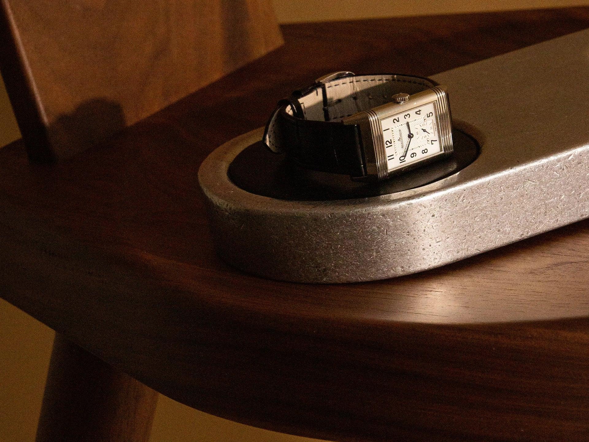 Bandeja reversible de aluminio para relojes de Henry Wilson
Dimensiones: An 26 x Pr 11 x Al 3 cm
Materiales: Aluminio.

Disponible en aluminio y bronce.

Bandeja de reloj diseñada en colaboración con Jaeger-LeCoultre, en conmemoración del reloj