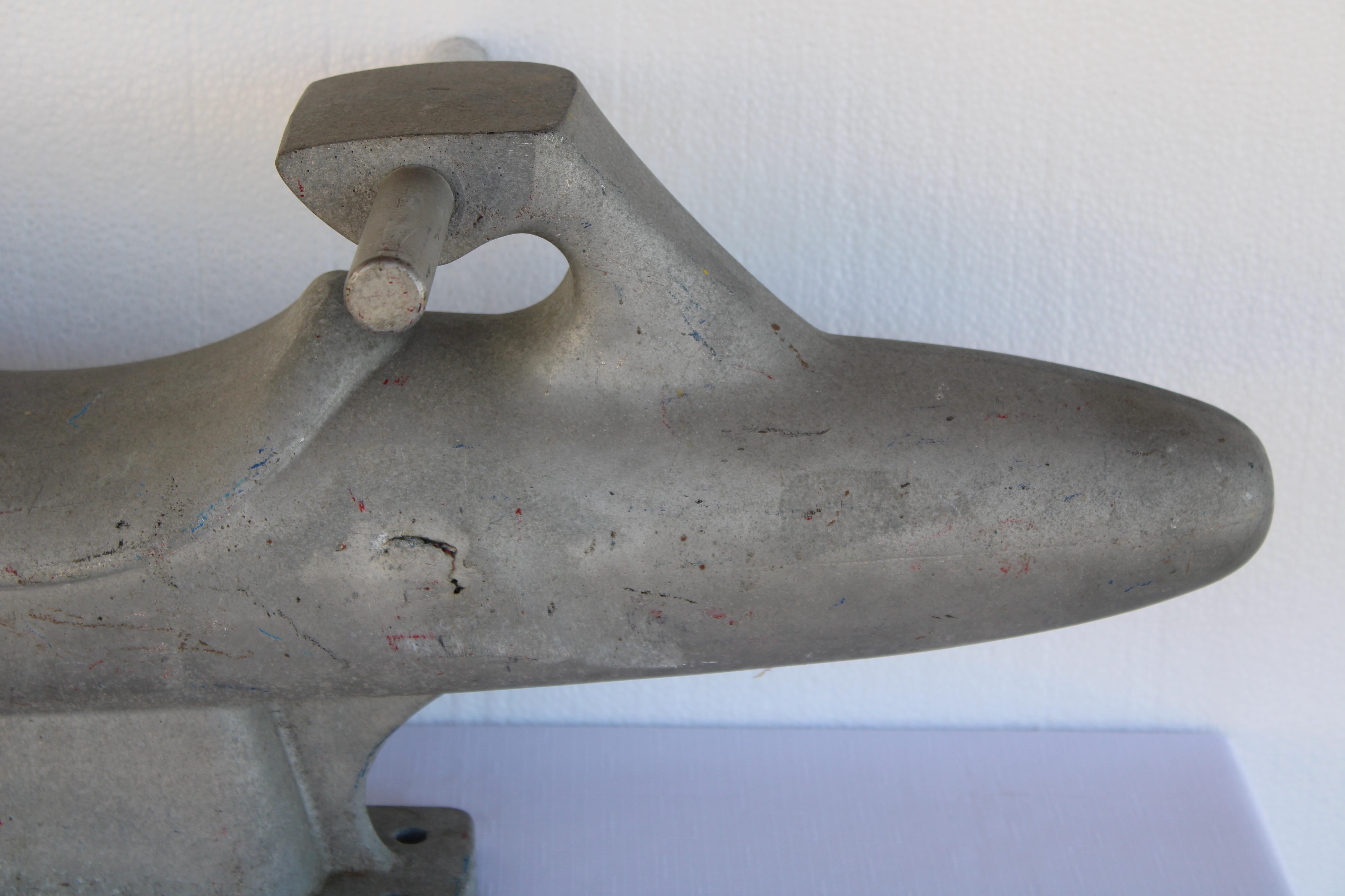 Cohete de aluminio Escultura de juguete para parque infantil mediados del siglo XX en venta