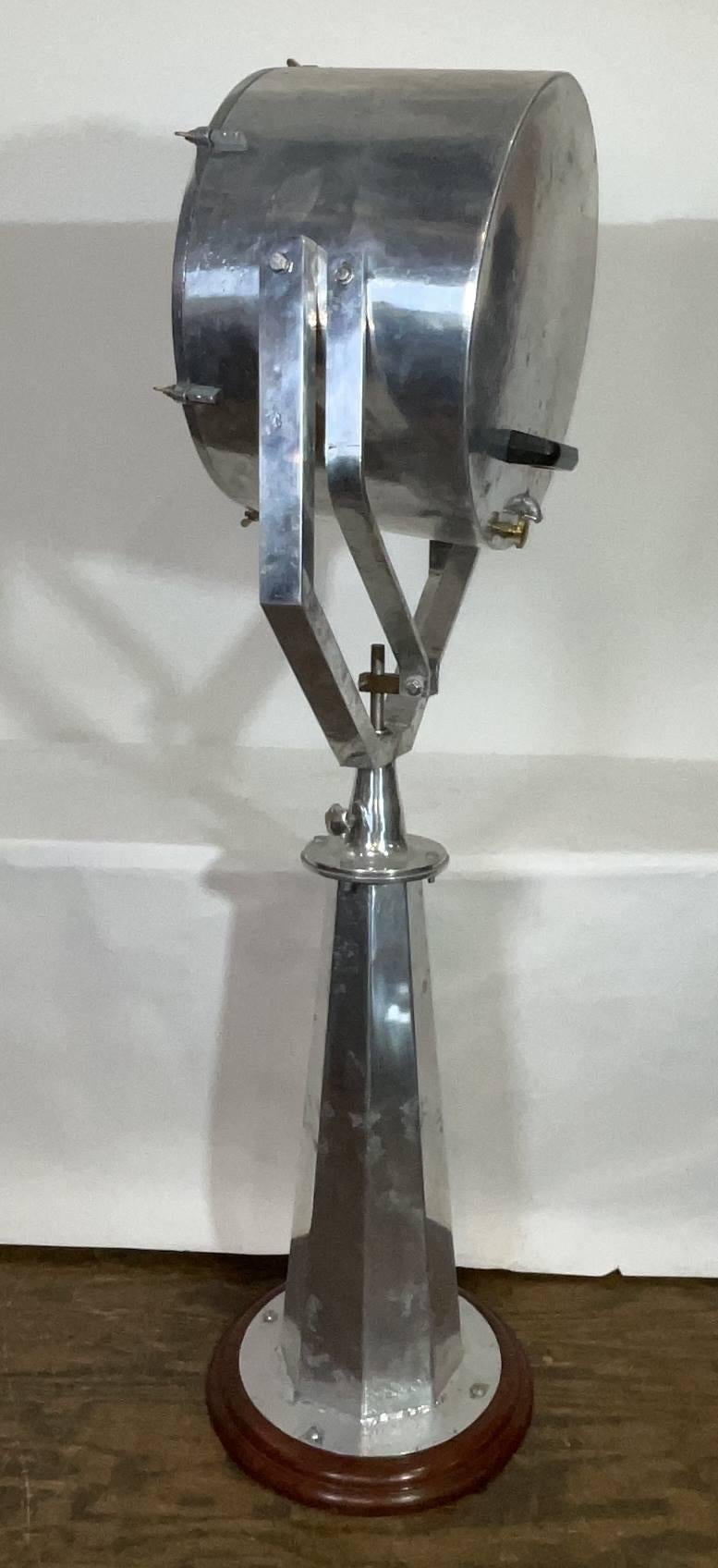 Pleins feux sur le stand des navires en aluminium Bon état - En vente à Norwell, MA