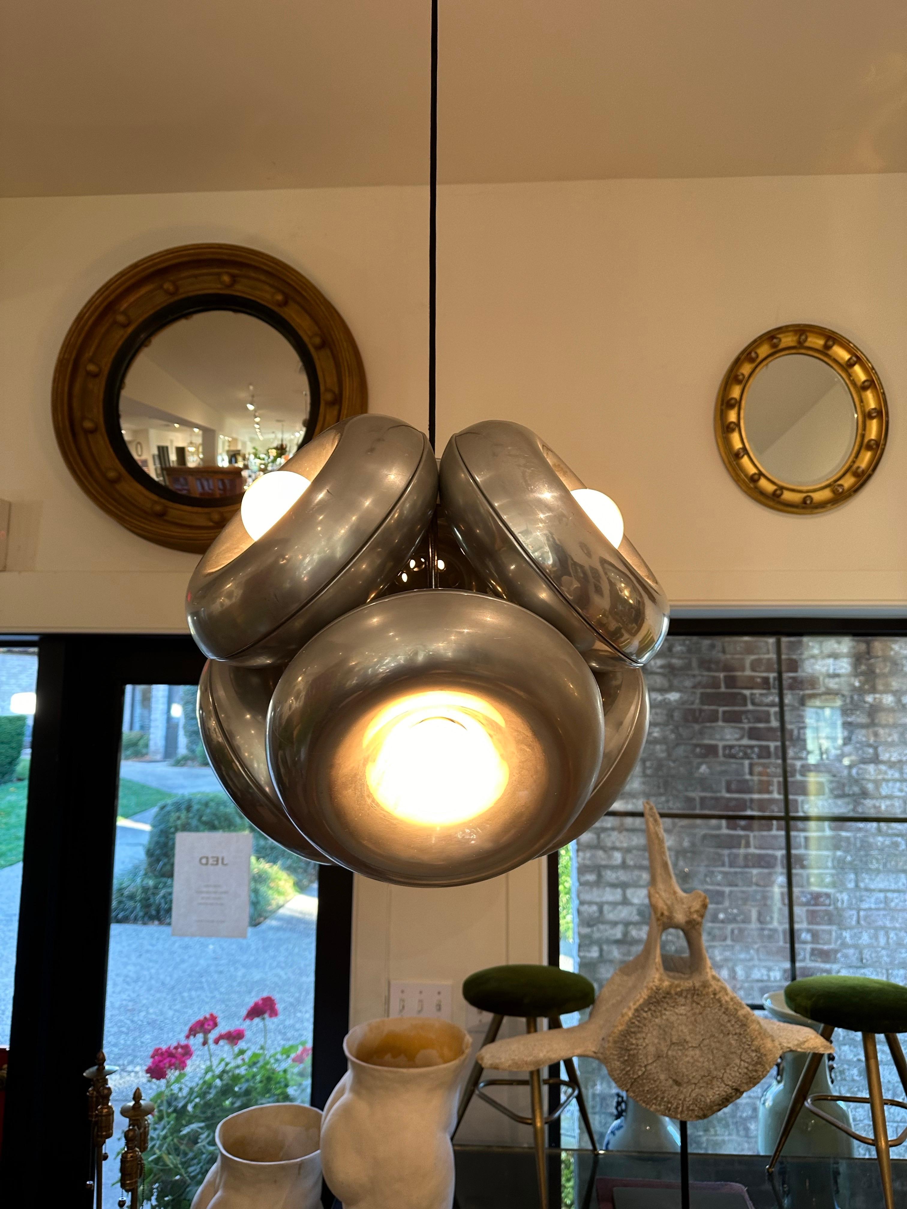 Rara e insolita sospensione a 6 luci nello stile di Ingo Maurer ...... design a ciambella in alluminio e appena ricablata.....