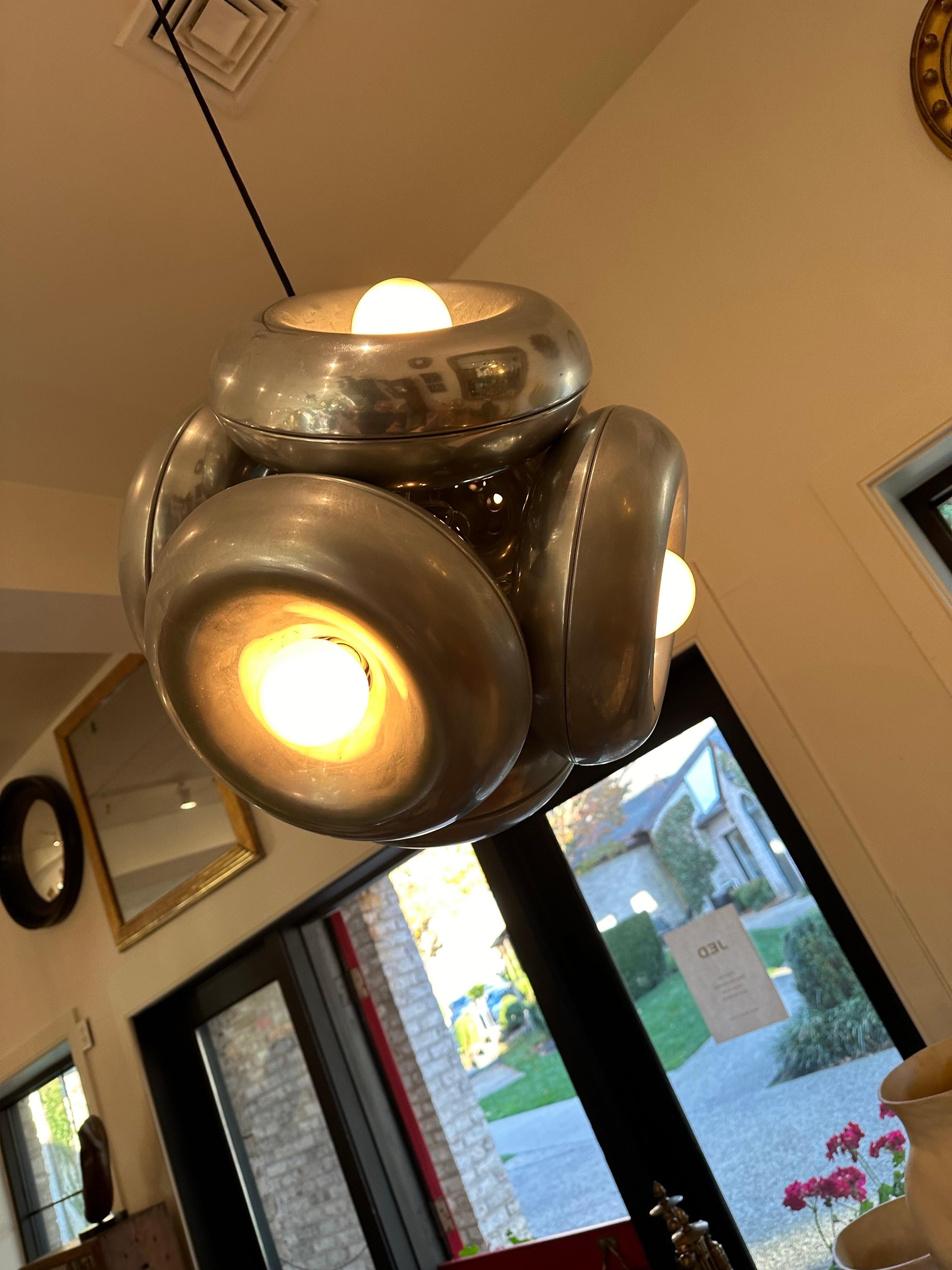 Fine XX secolo Ciondolo a sei luci in alluminio con design a ciambella nello stile di Ingo Maurer in vendita