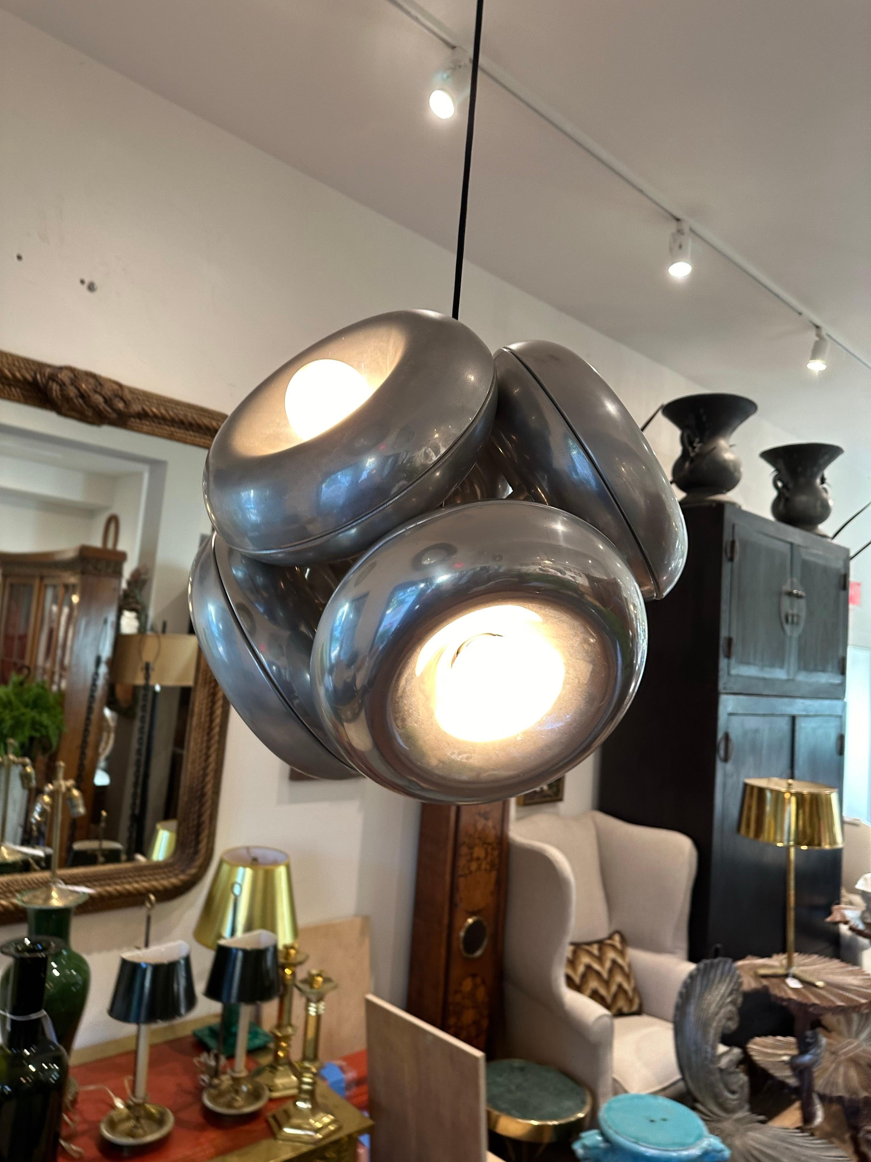 Ciondolo a sei luci in alluminio con design a ciambella nello stile di Ingo Maurer in vendita 3