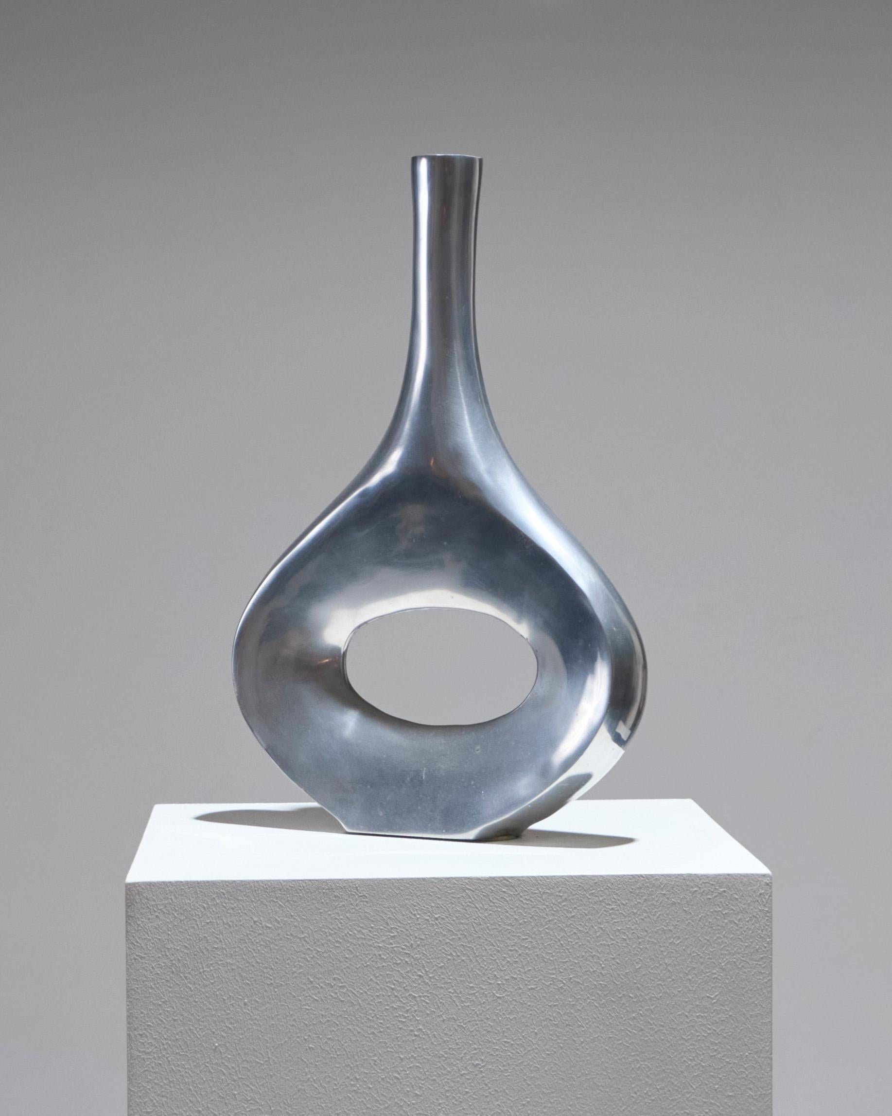 Soliflores-Vase aus Aluminium, 1980er Jahre.
Abgerundeter Sockel mit zentraler Öffnung, gekrönt von einem schlanken Hals. In sehr gutem Zustand. Ein Stück im Geiste des futuristischen Minimalismus dieses Jahrzehnts

LP5739