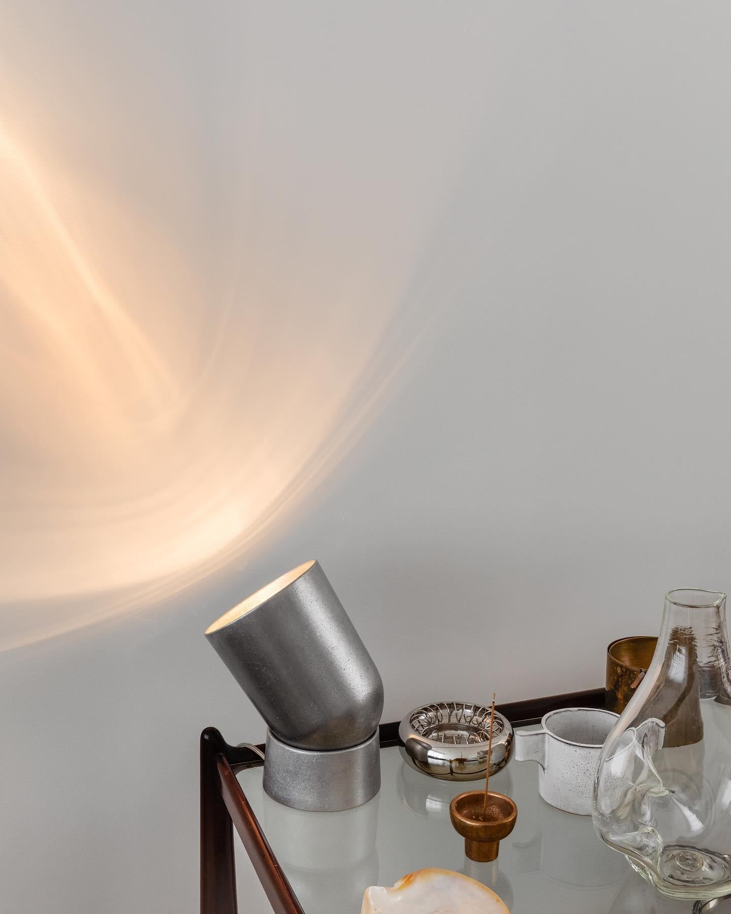 Lampe de table en aluminium par Henry Wilson Neuf - En vente à Geneve, CH