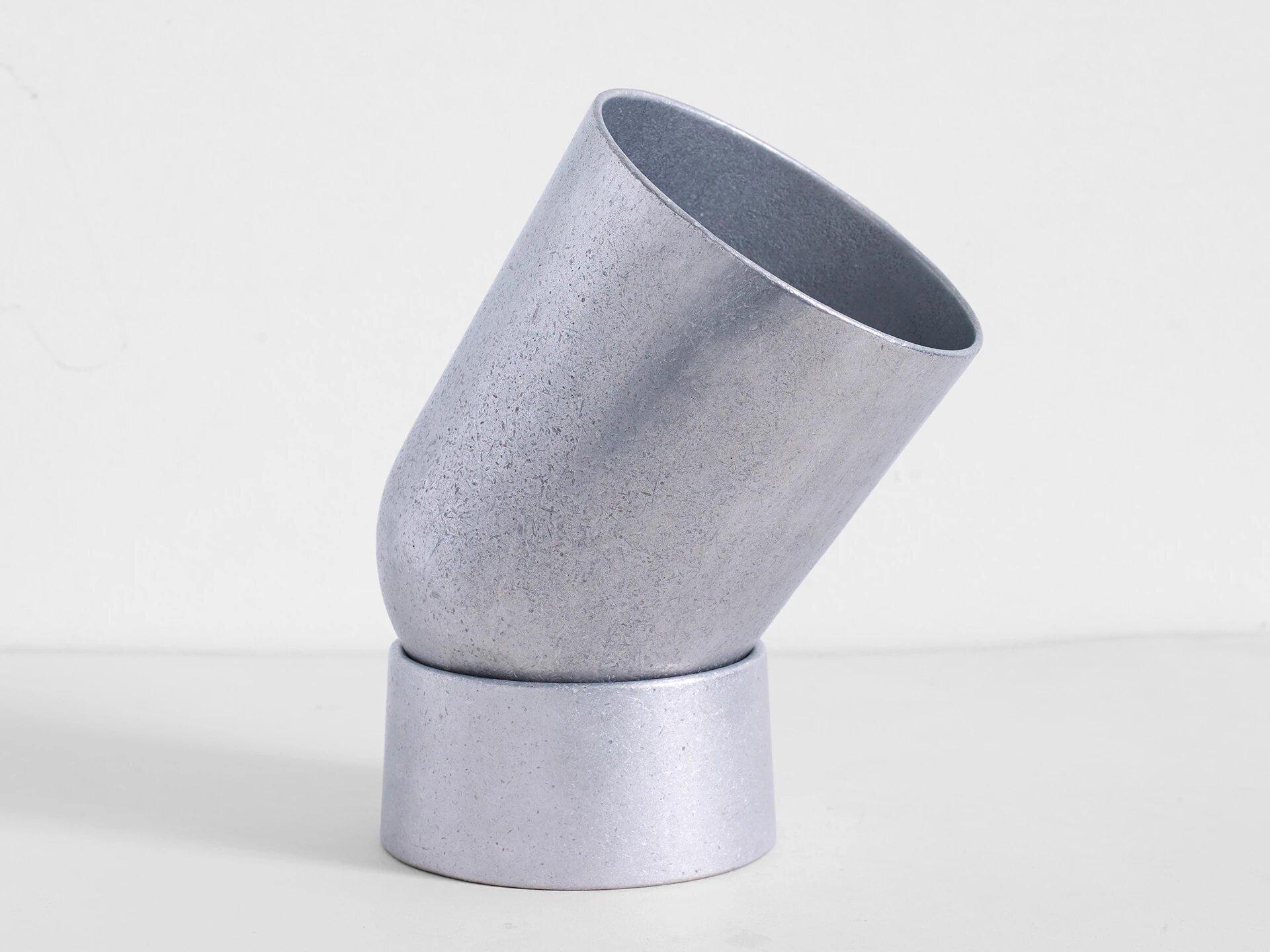 Lampe de table en aluminium par Henry Wilson
Dimensions : D 13 x H 21 cm
Matériaux : Aluminium

Spot light est une lumière directe, sculpturale, coulée en deux parties en bronze gunmetal massif. 

Chaque pièce est fabriquée en petites séries, ce qui