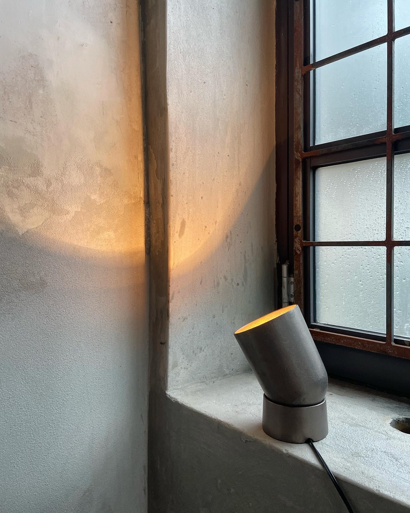 Moderne Lampe de table en aluminium par Henry Wilson en vente