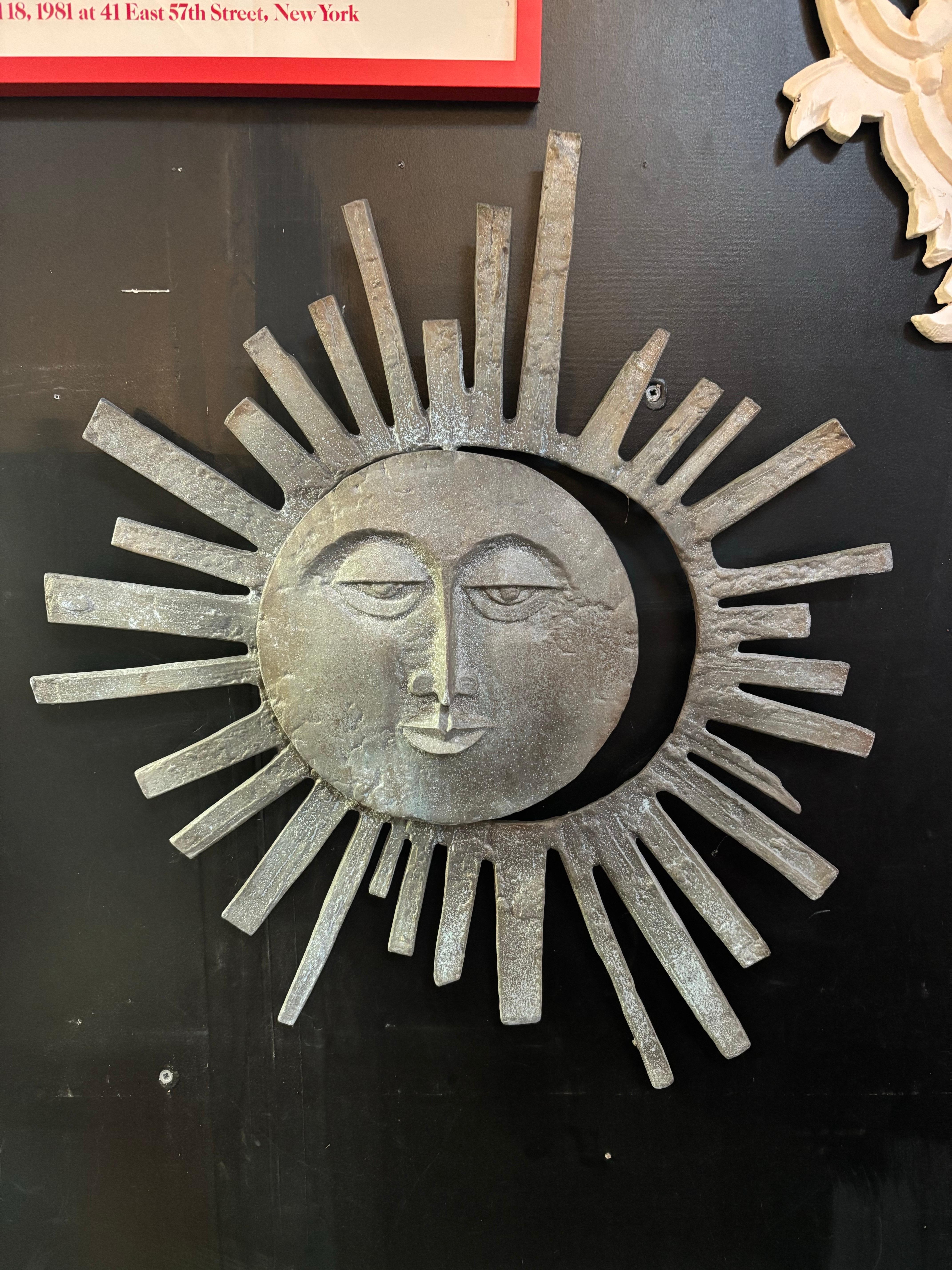 Facciata solare in fusione di alluminio di metà secolo. Molto ben fatto e in generale in ottima forma. La staffa di montaggio gli permette di staccarsi dalla parete di circa un centimetro, con una patina e un'usura molto belle!